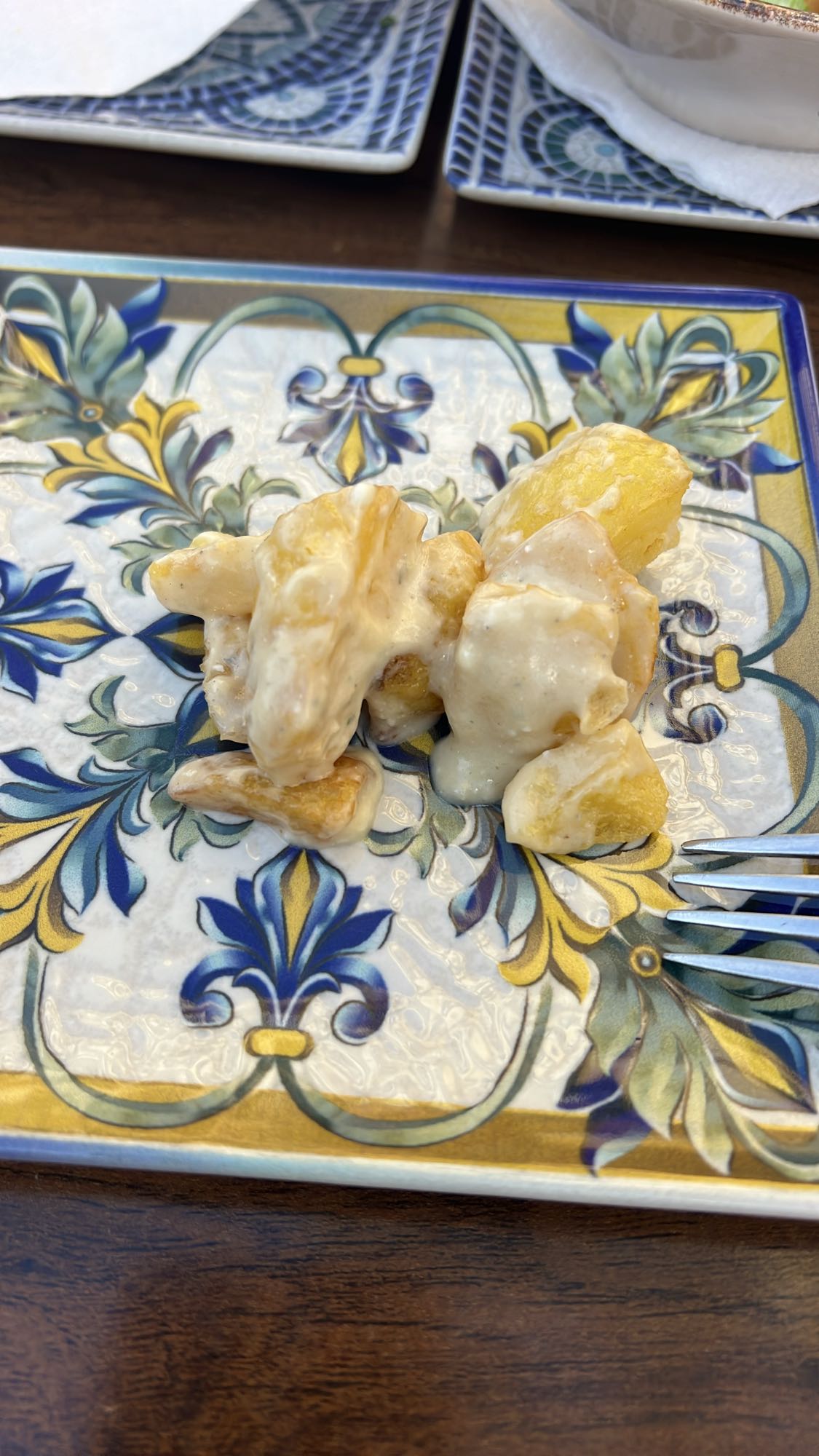 papas con salsa cremosa