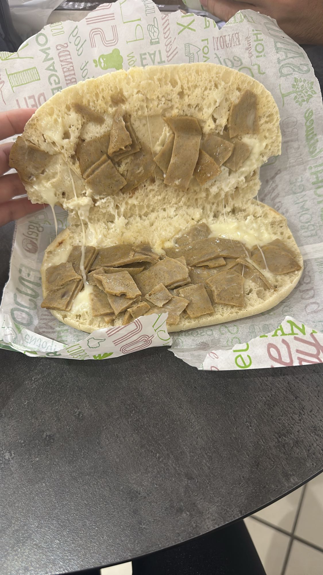 Sandviș cu carne și brânză