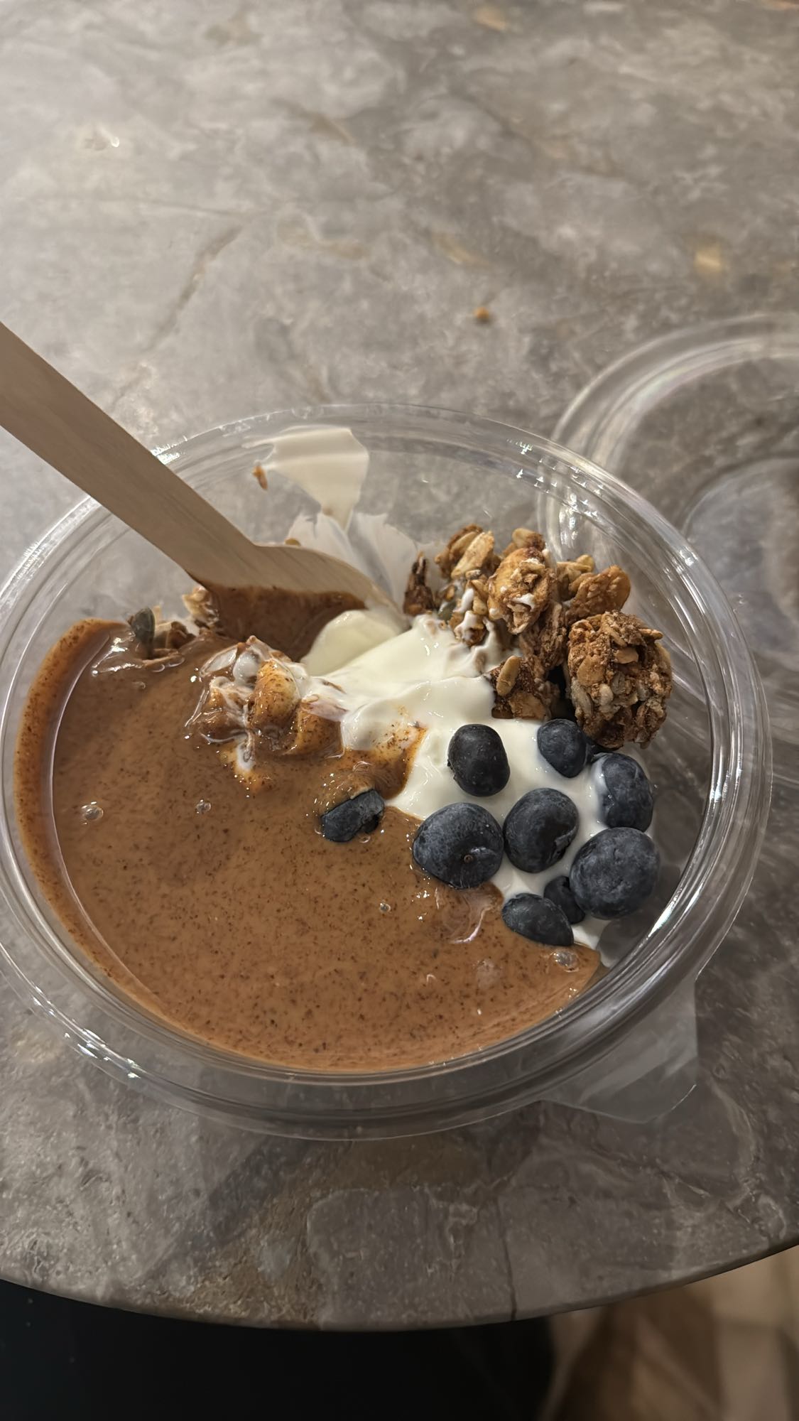 Yoghurt med mandelsmör & bär