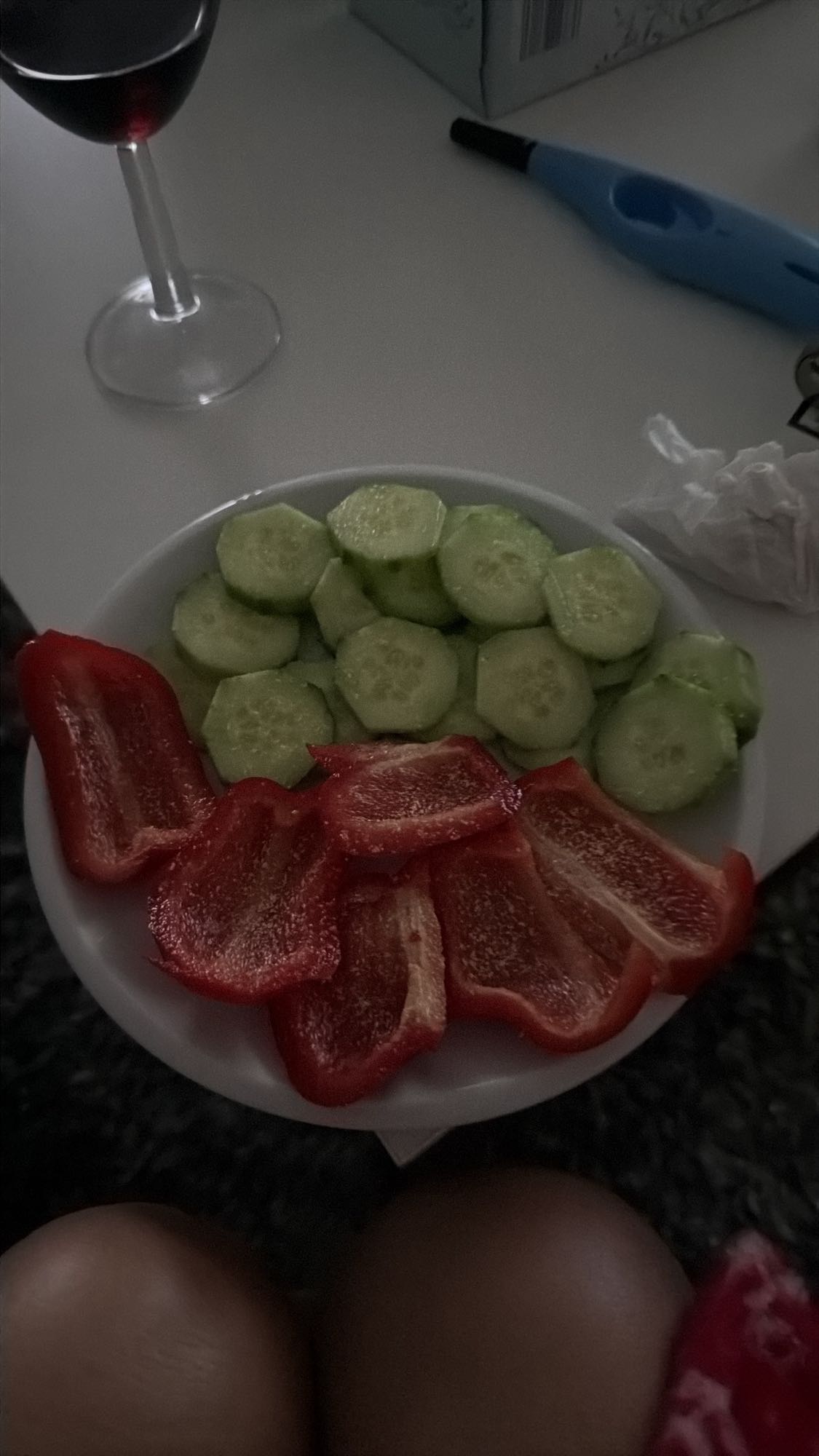 Kırmızı biber ve salatalık tabağı