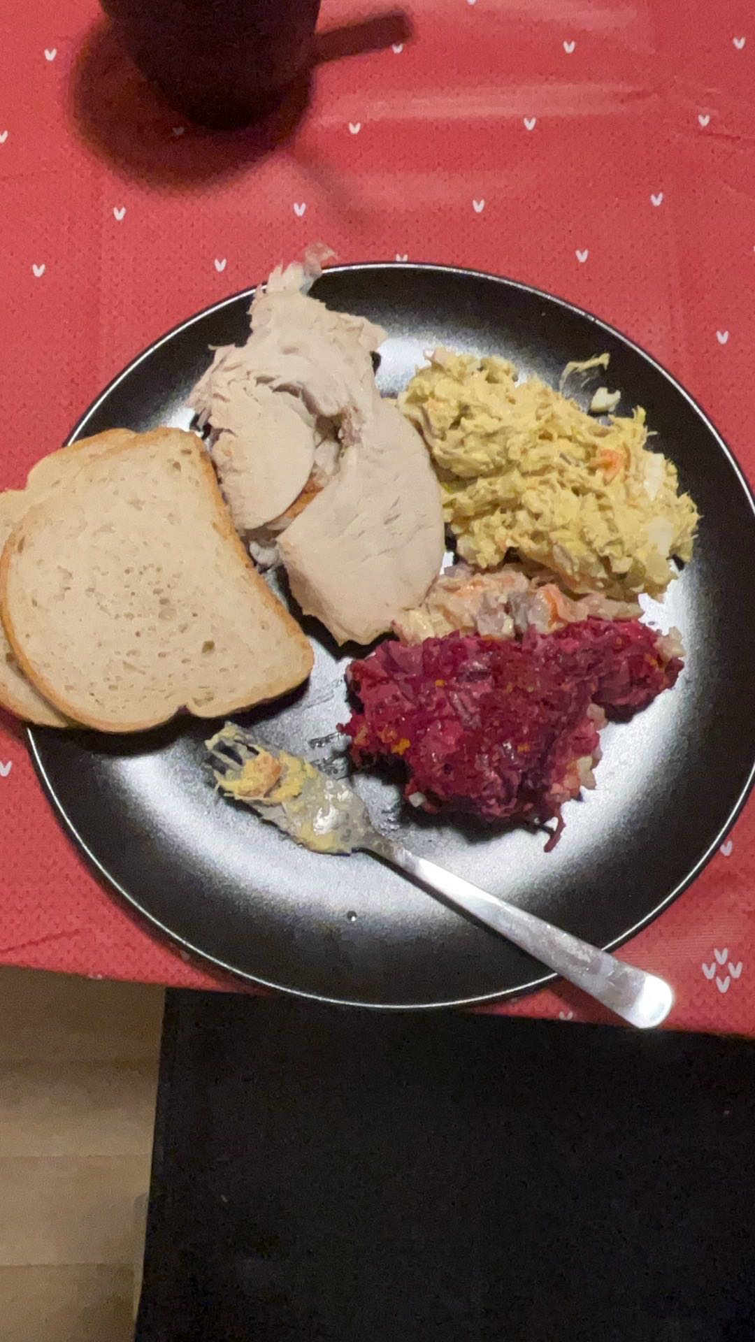 Домашний ужин с салатами