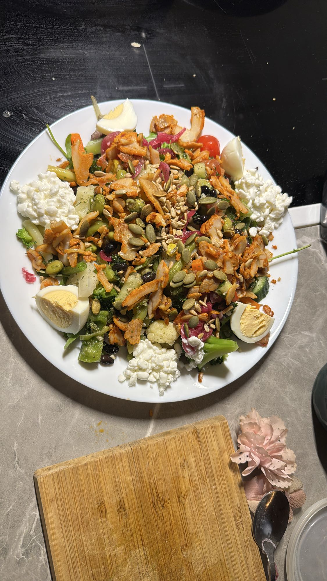 Kycklingsallad med ägg och frön