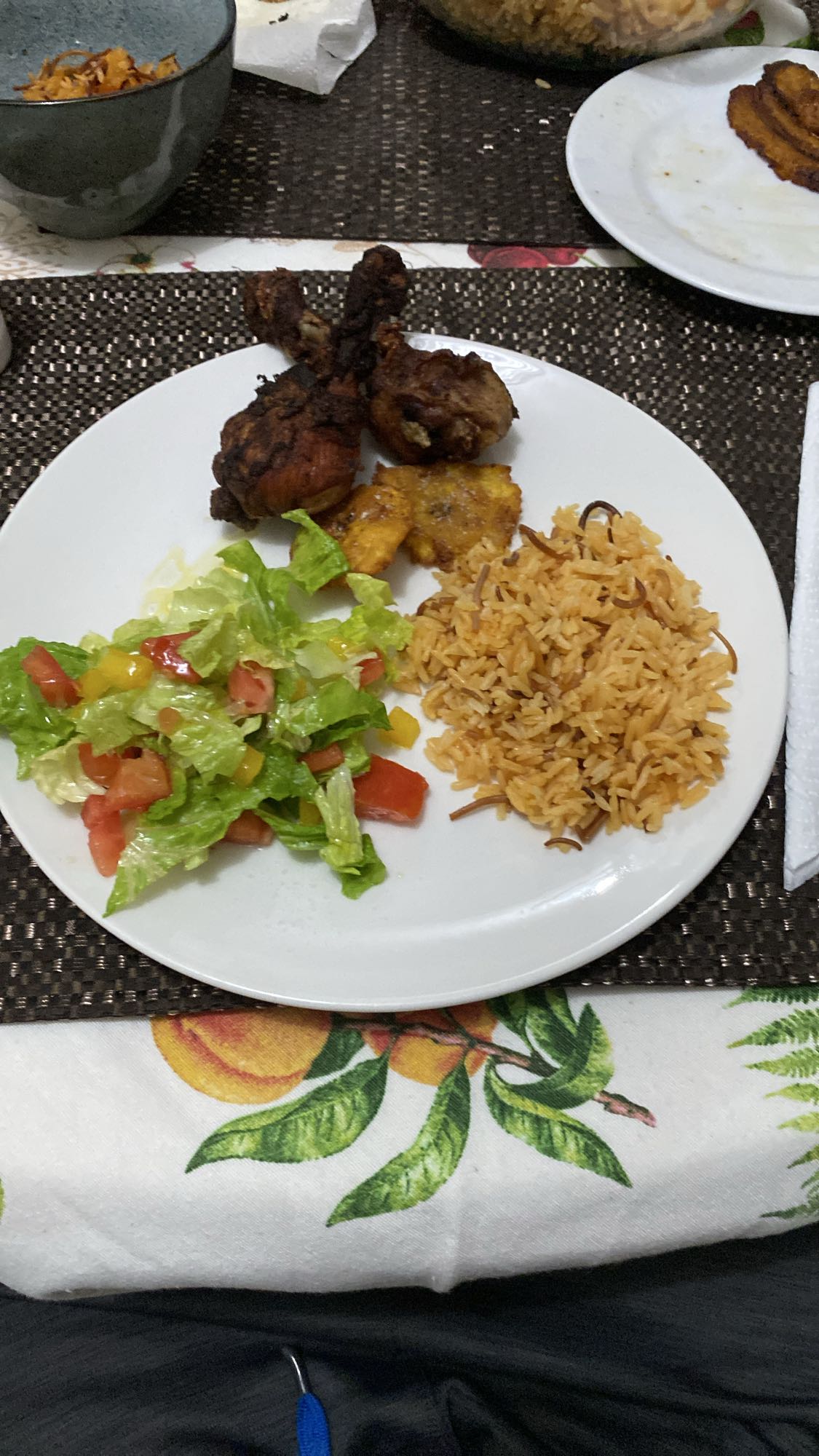 Pollo frito con arroz y ensalada