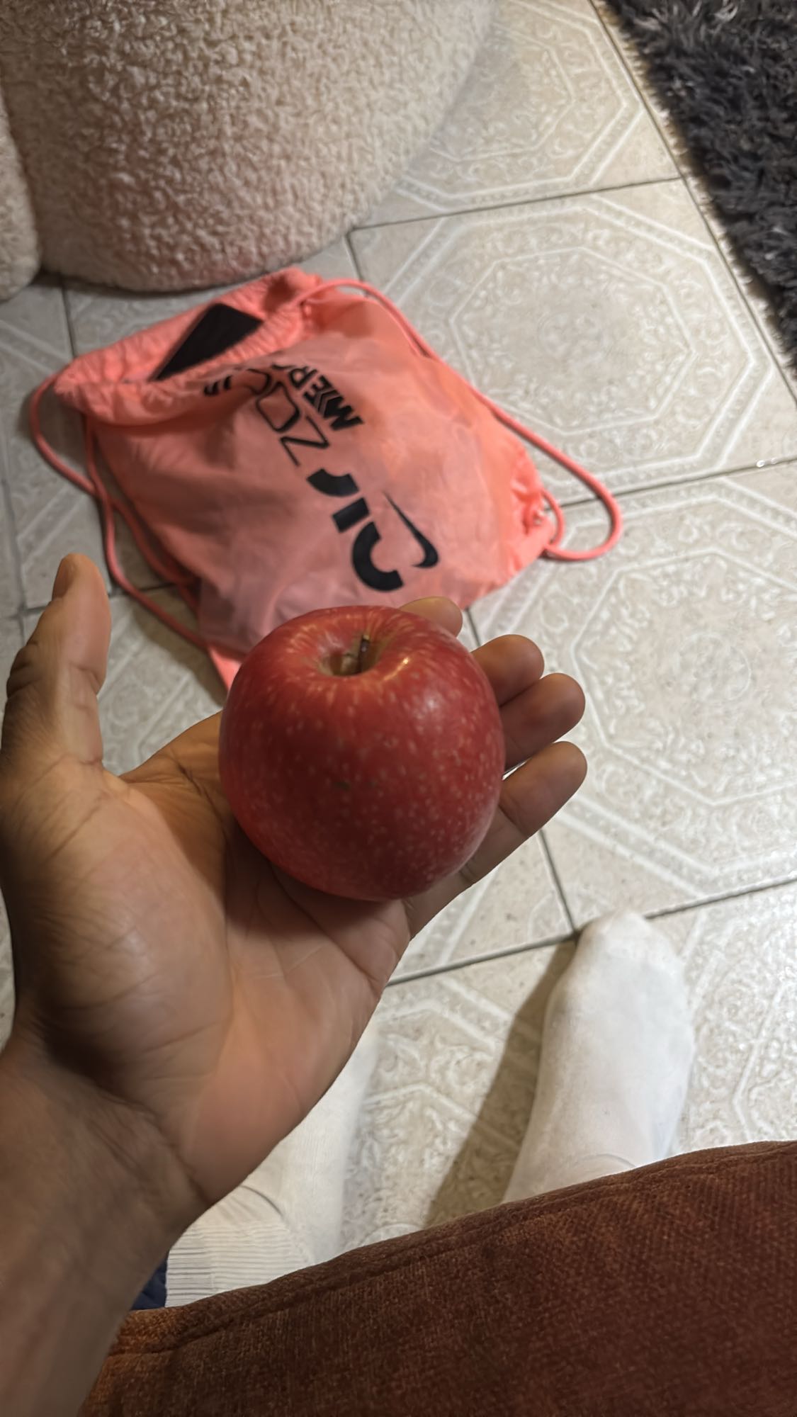 Pomme rouge entière