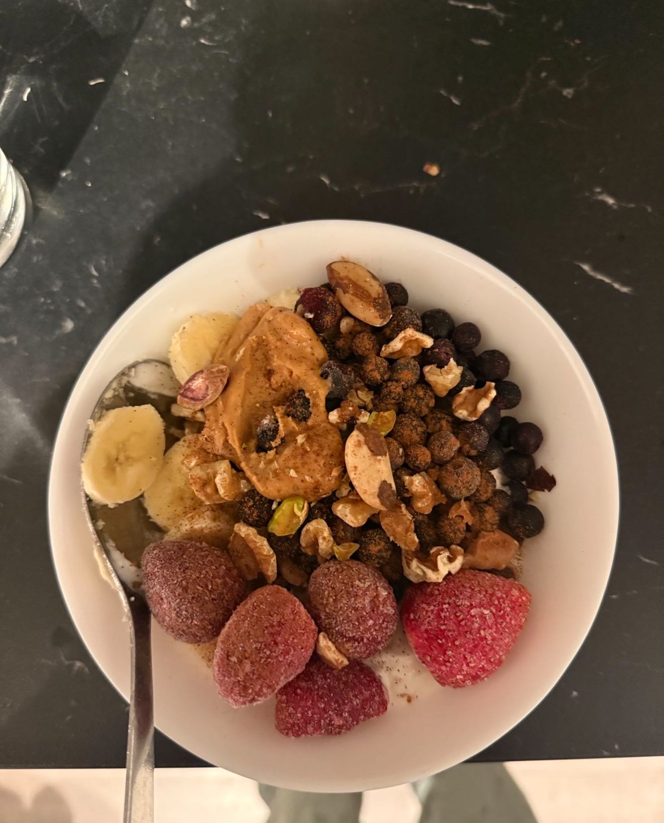 Yoghurt med bär och nötter