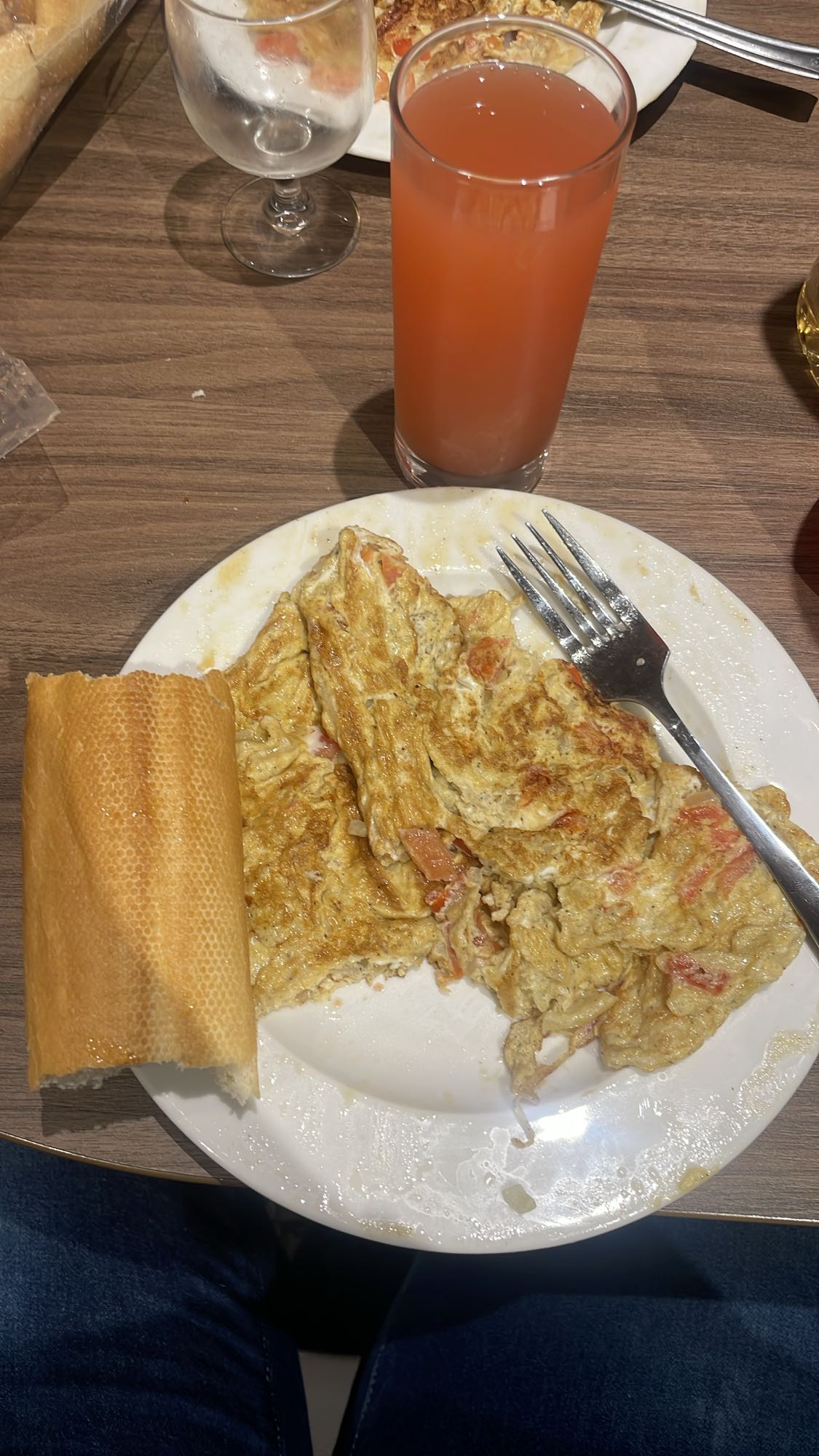 Omelette, baguette et jus