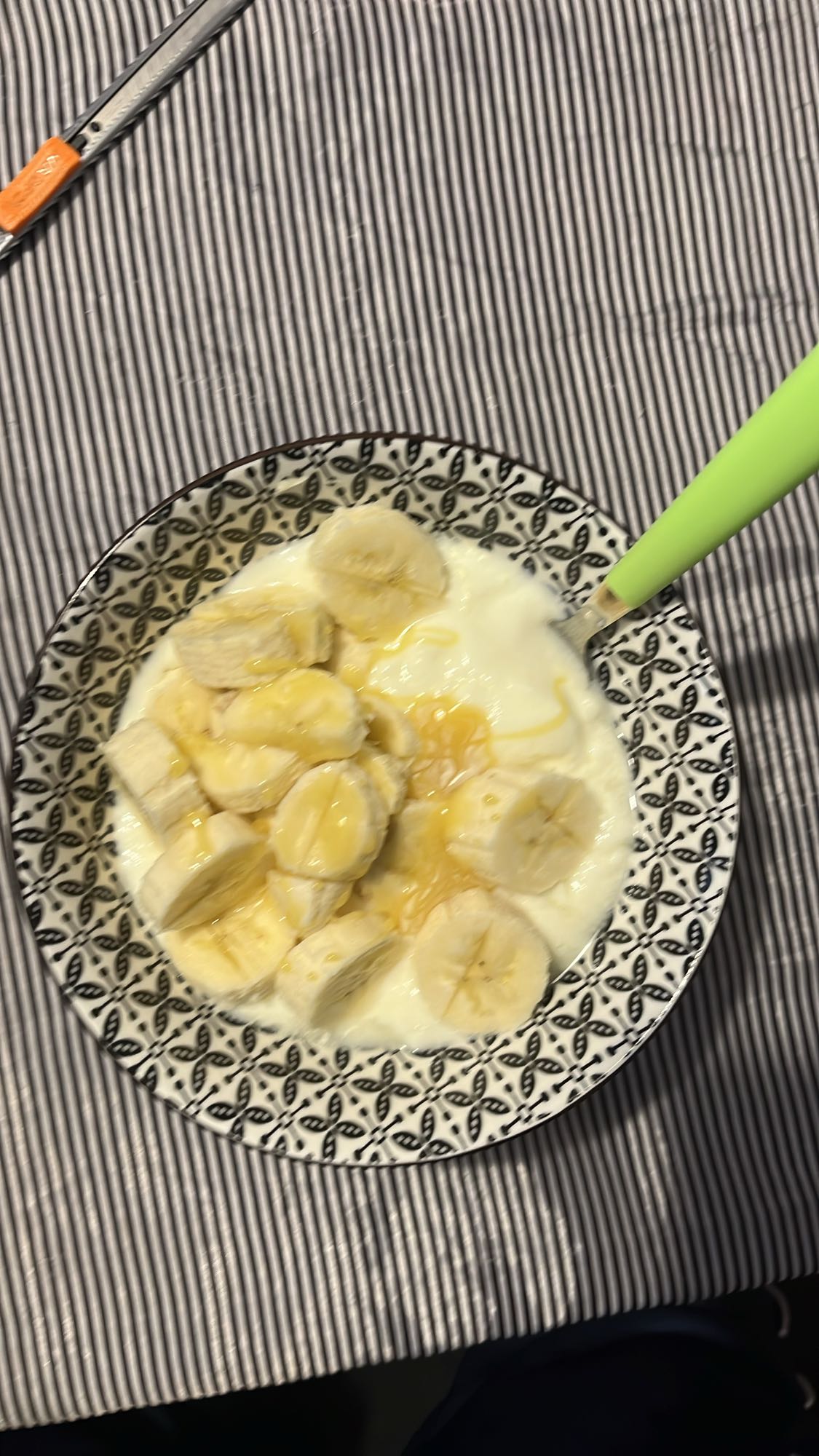 Банан с кисело мляко