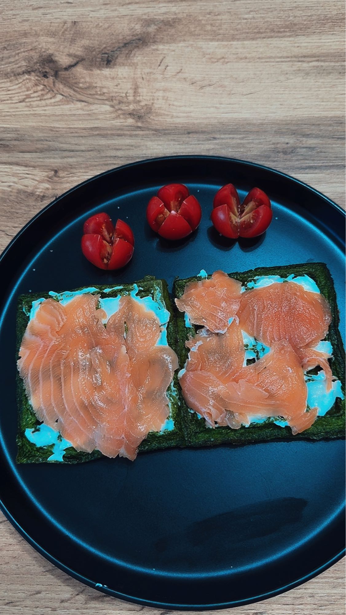 Wafe cu somon și roșii