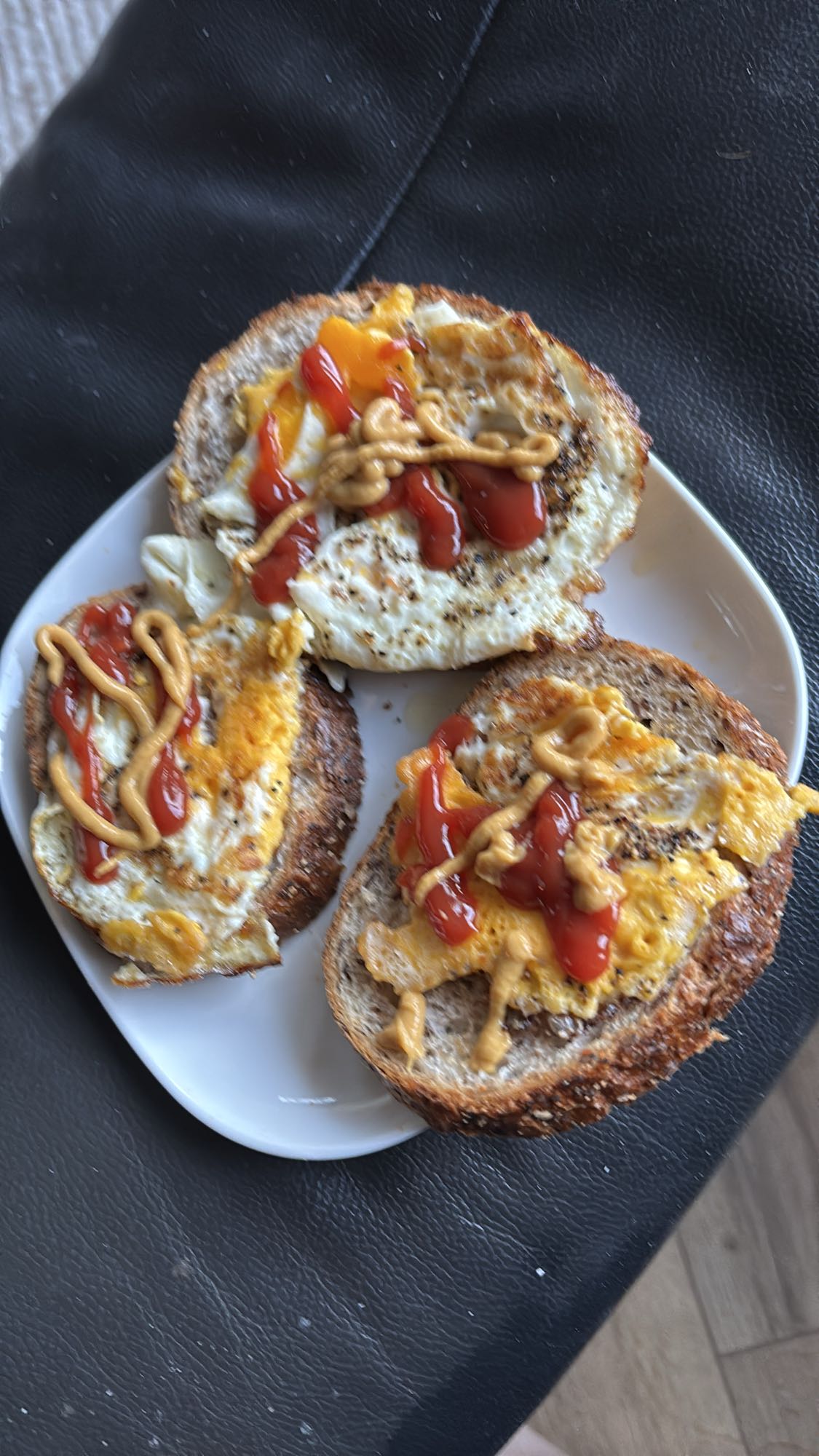 Eggs på grovbrød med ketchup
