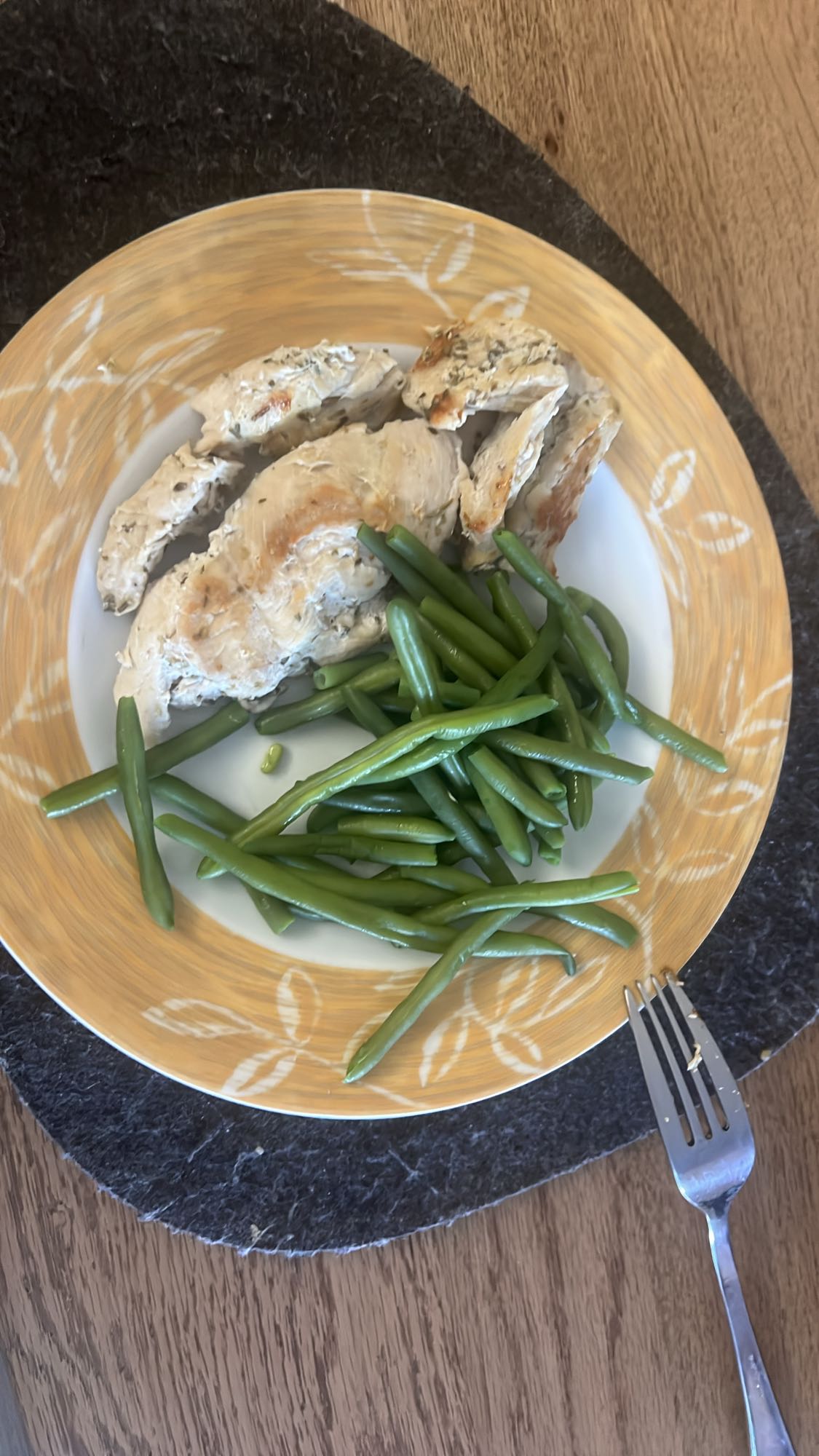 Tavuk ve yeşil fasulye tabağı