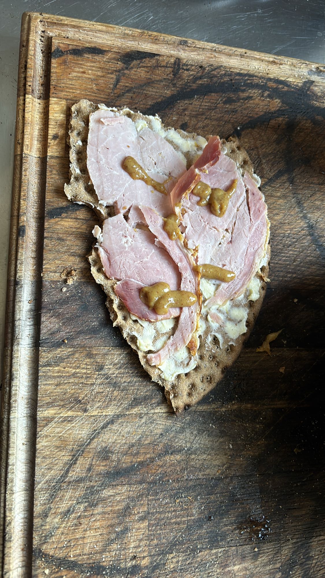 Knäckebröd med skinka