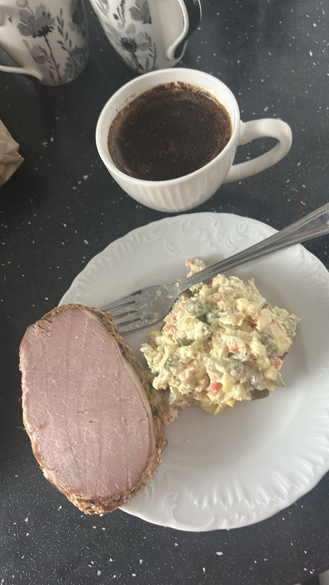 Szynka z sałatką jarzynową