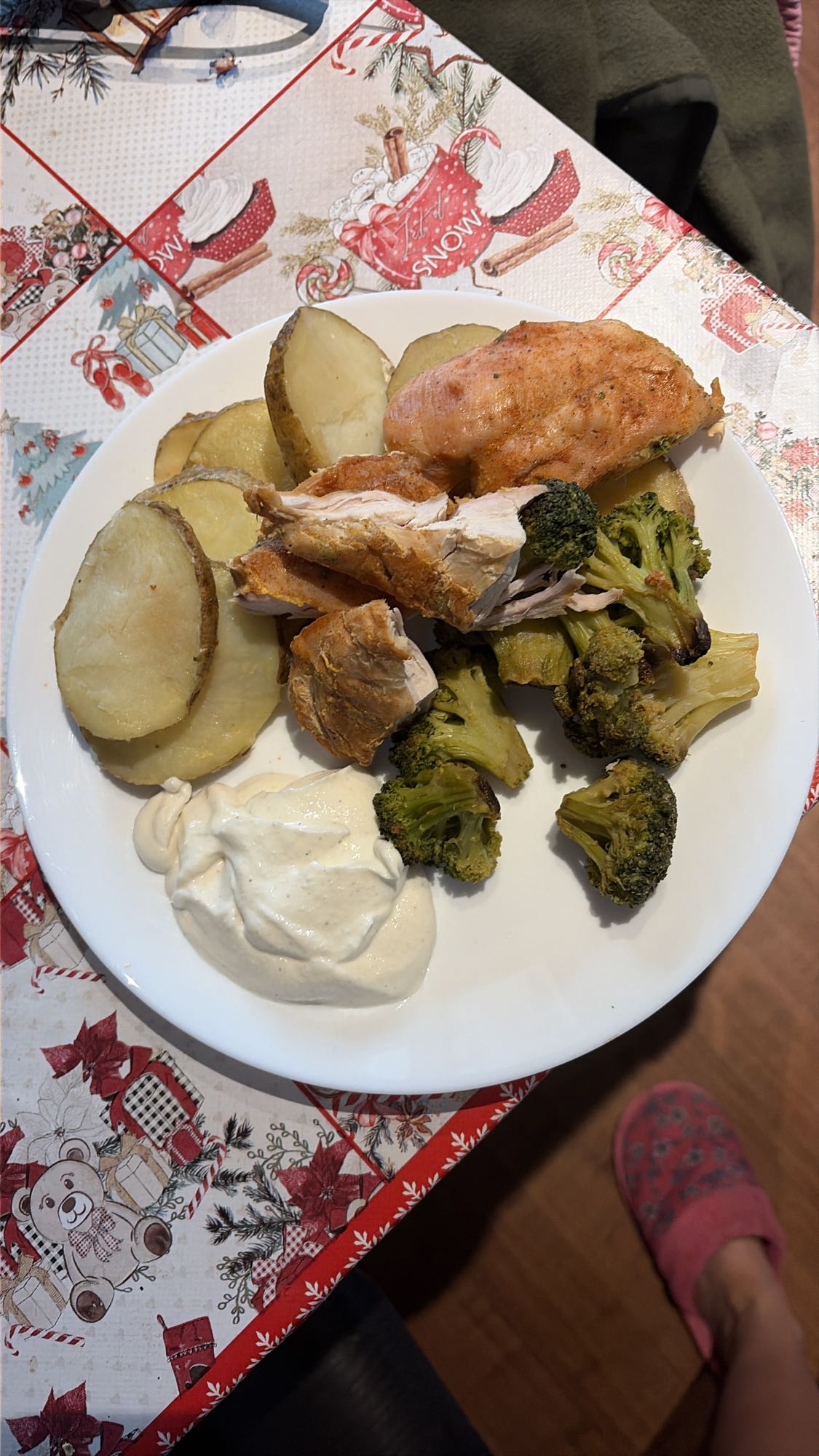 Piept de pui cu cartofi, broccoli și sos de iaurt