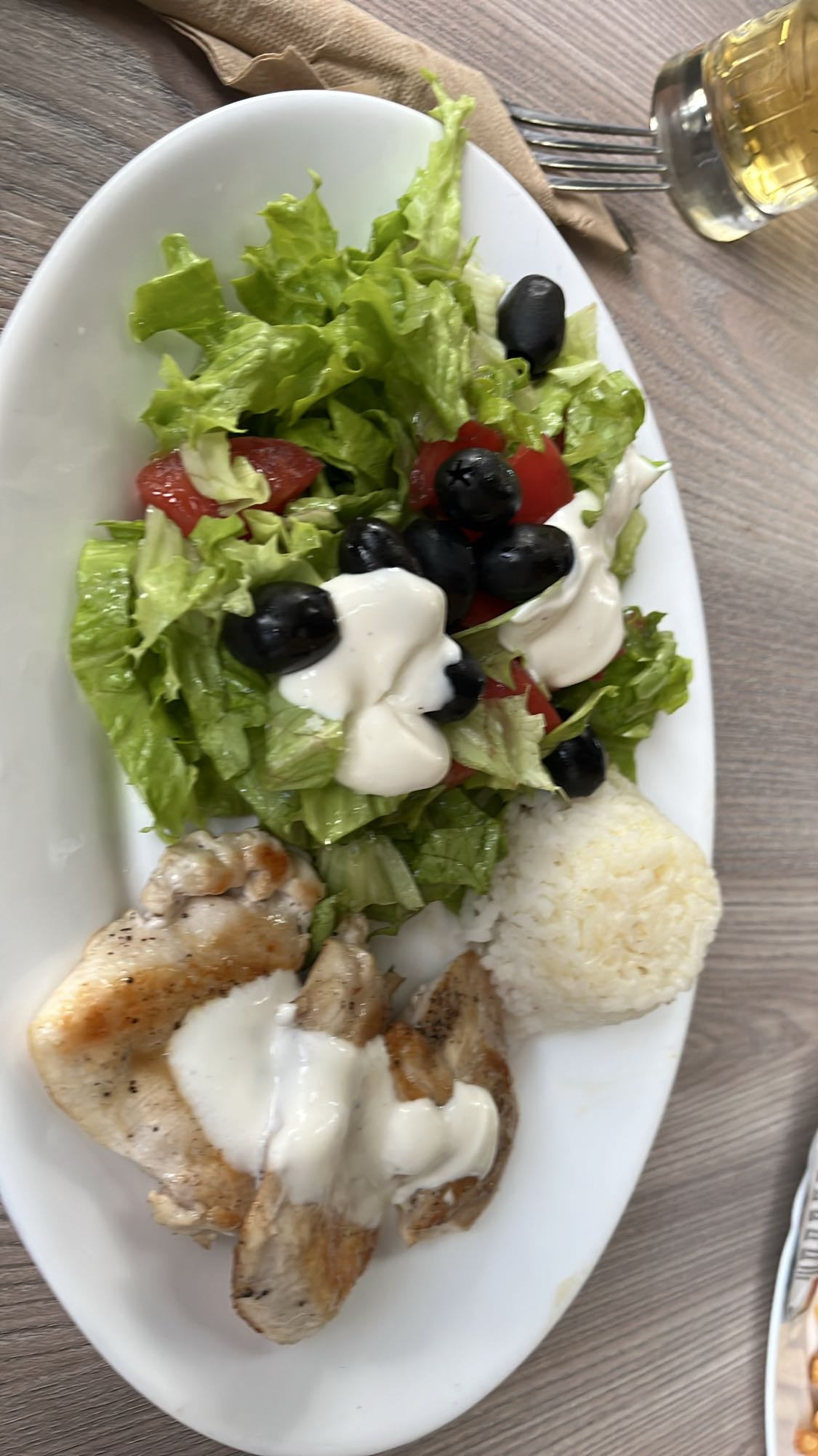 Пилешко с ориз и салата