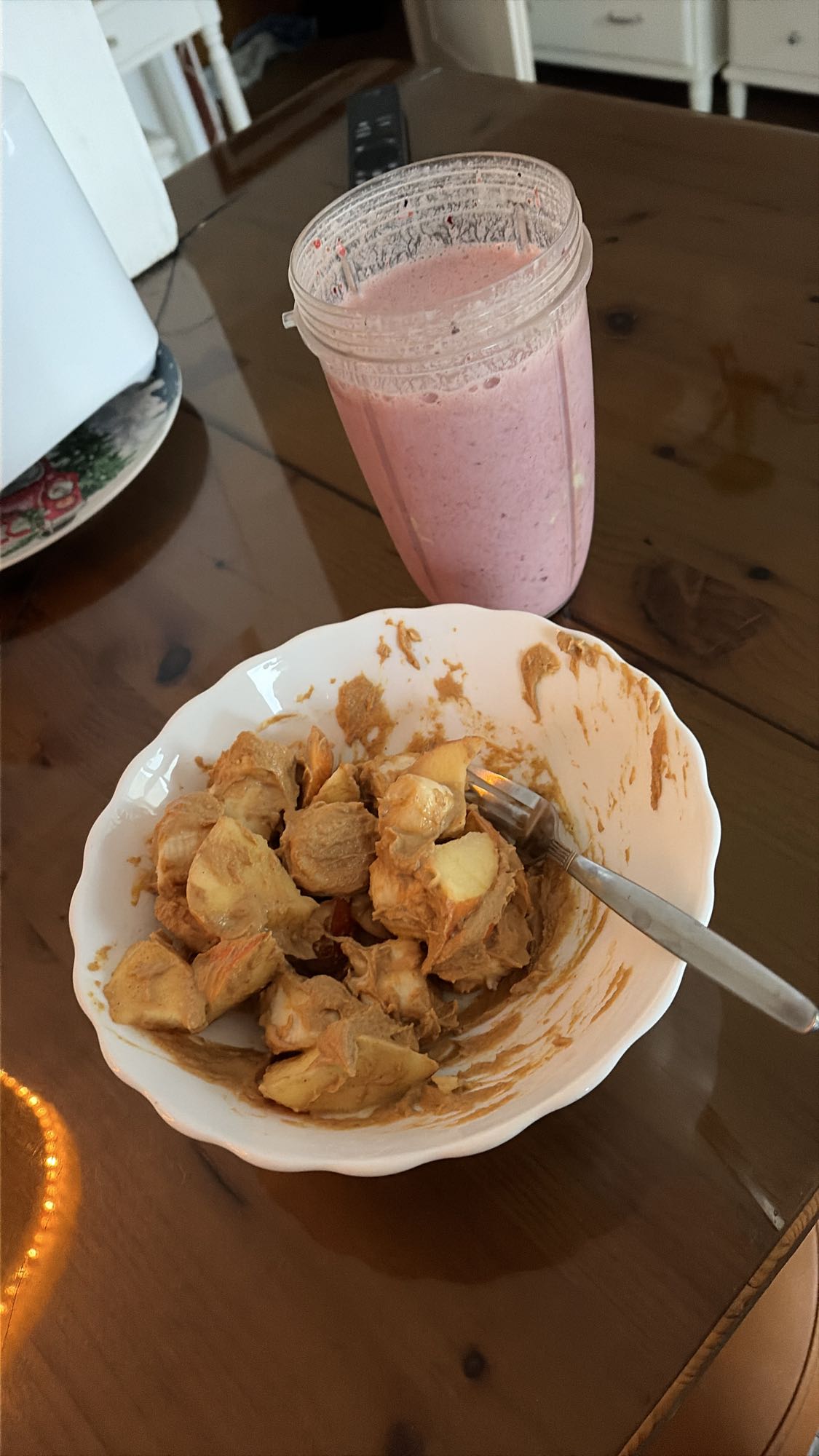 Smoothie proteic cu ouă, pudră proteică și bol cu fructe și PB Fit