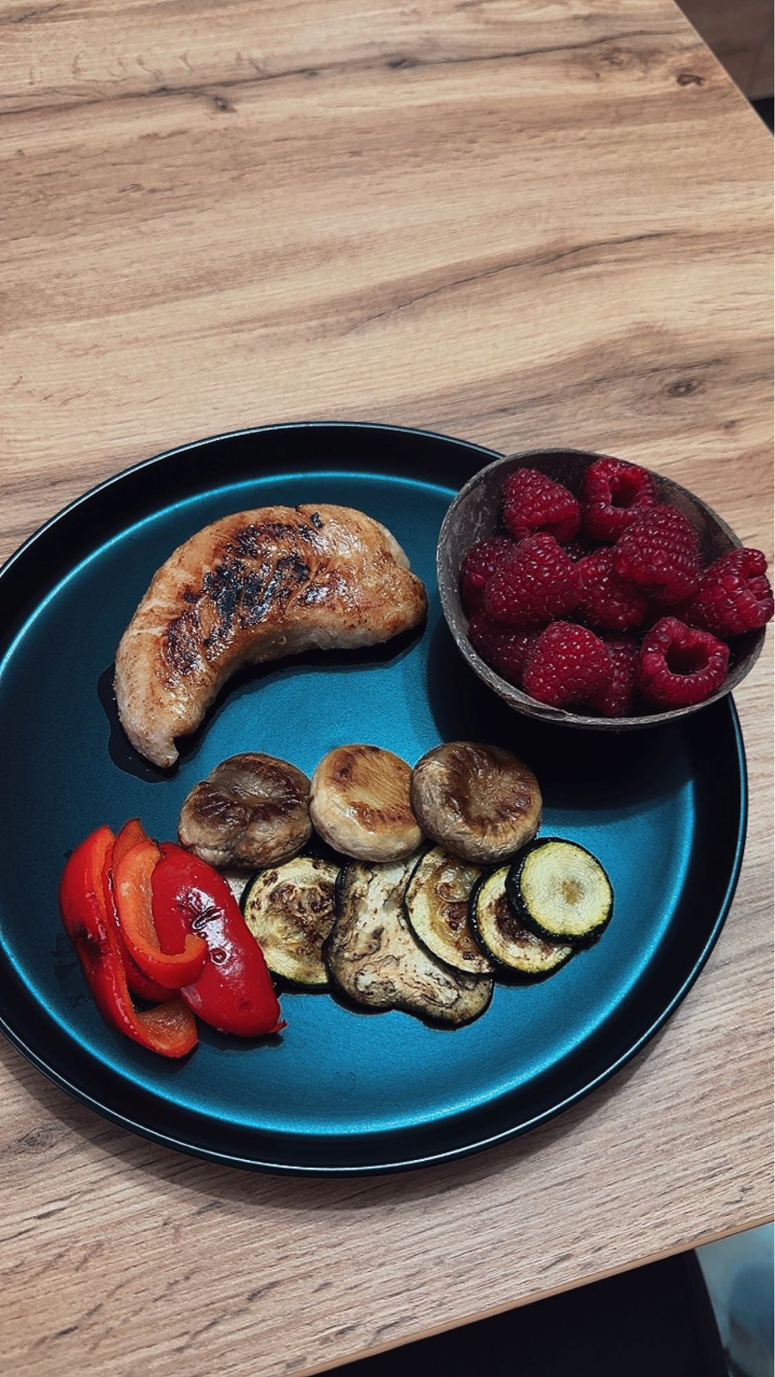 Cârnați cu legume și zmeură