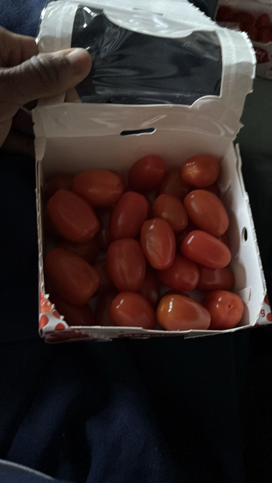 Tomates cerises fraîches