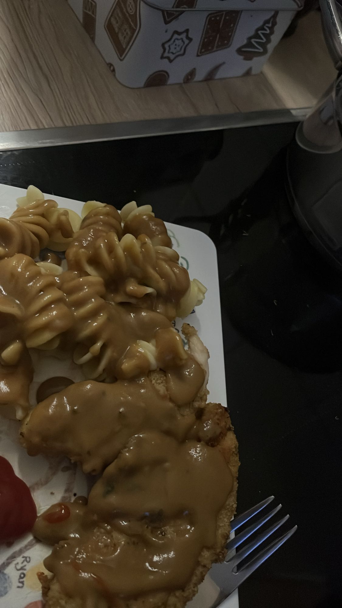 Pasta mit Soße und Hähnchen