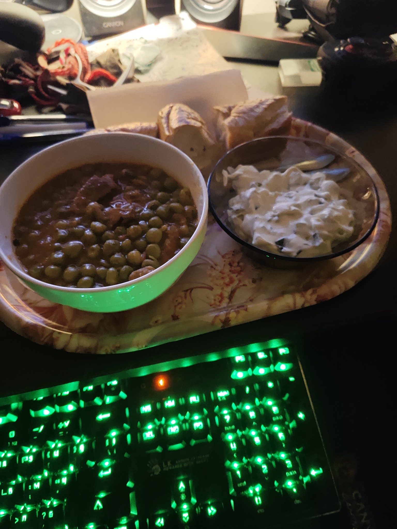 Pea stew, tzatziki, bread