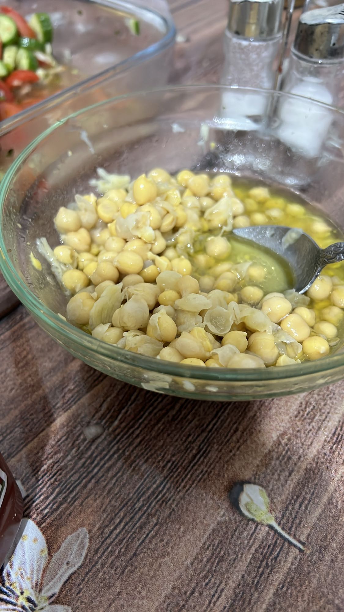 2 tablespoons of Chickpeas with 1/2 small spoon of olive oil and lemon
