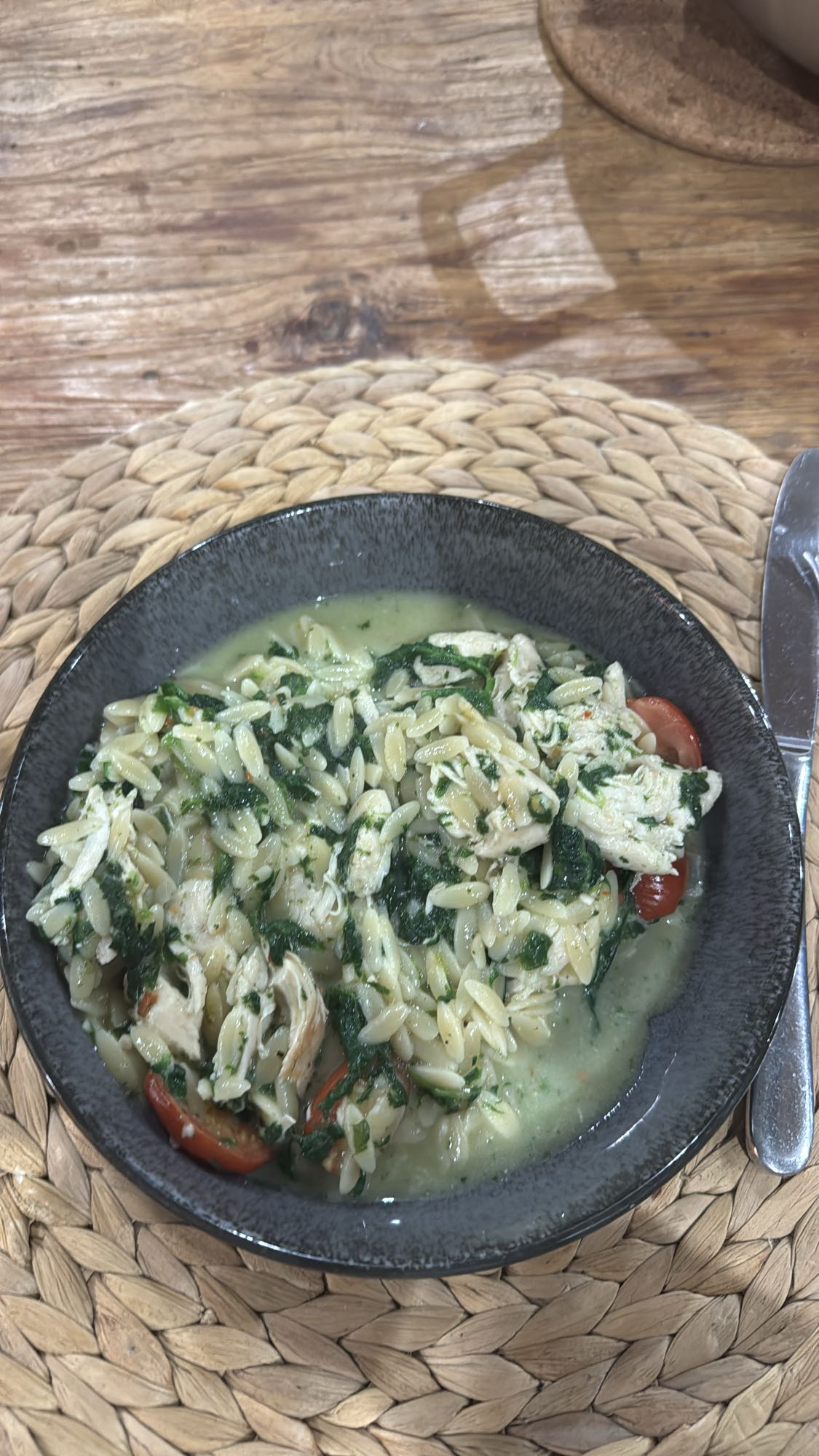 Hähnchen-Orzo mit Spinat, Proteinsahne und Parmesan