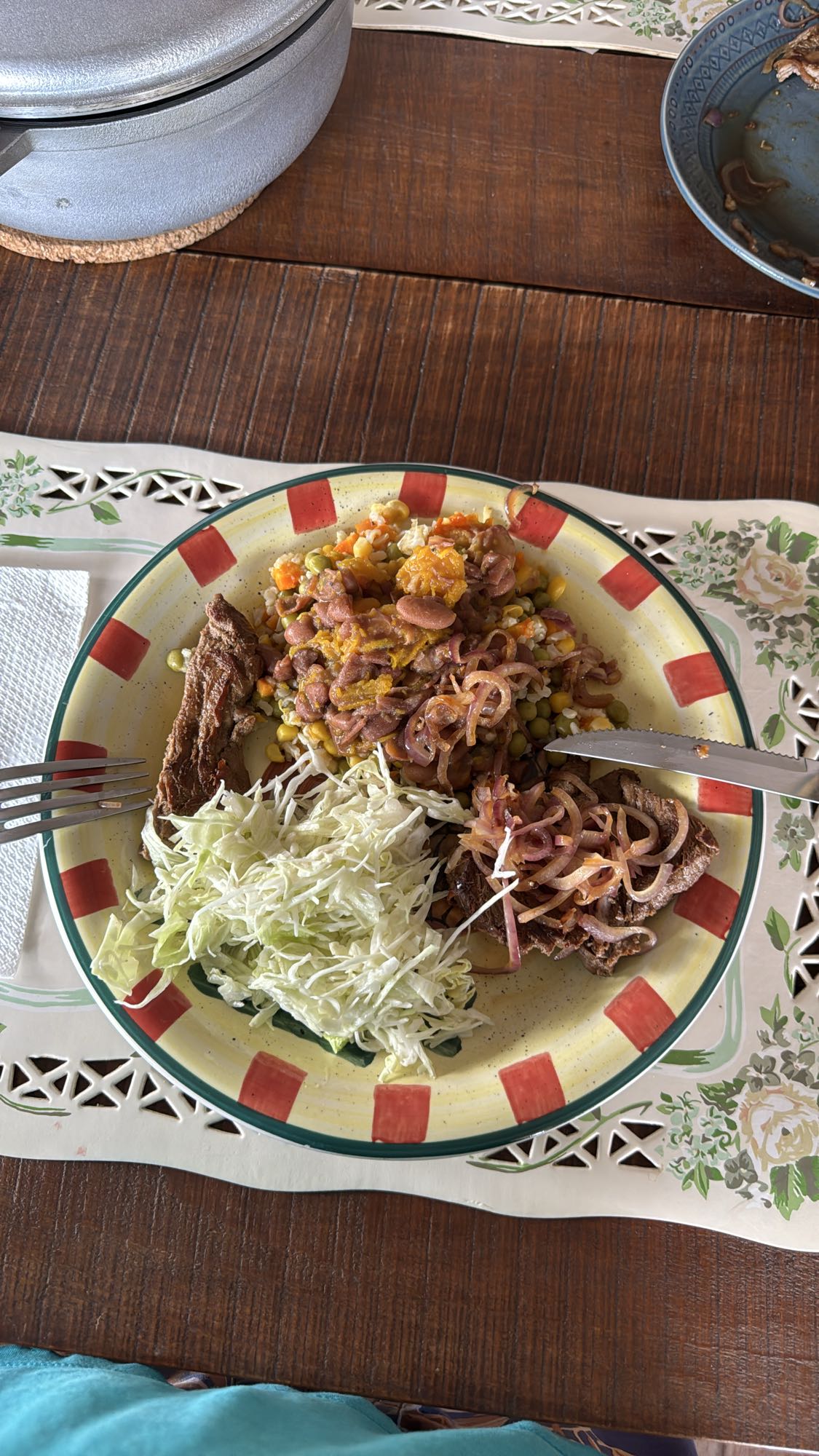 almuerzo con carne y frijoles