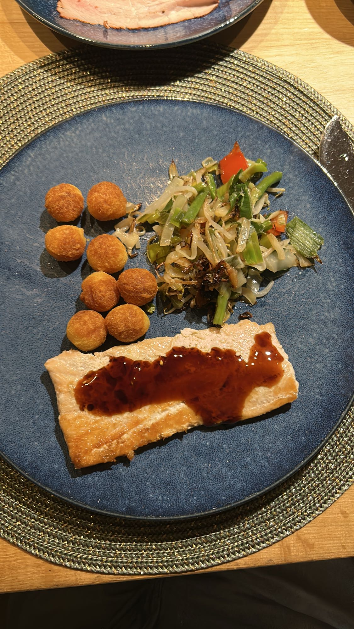 Zalm met groenten en aardappelballetjes