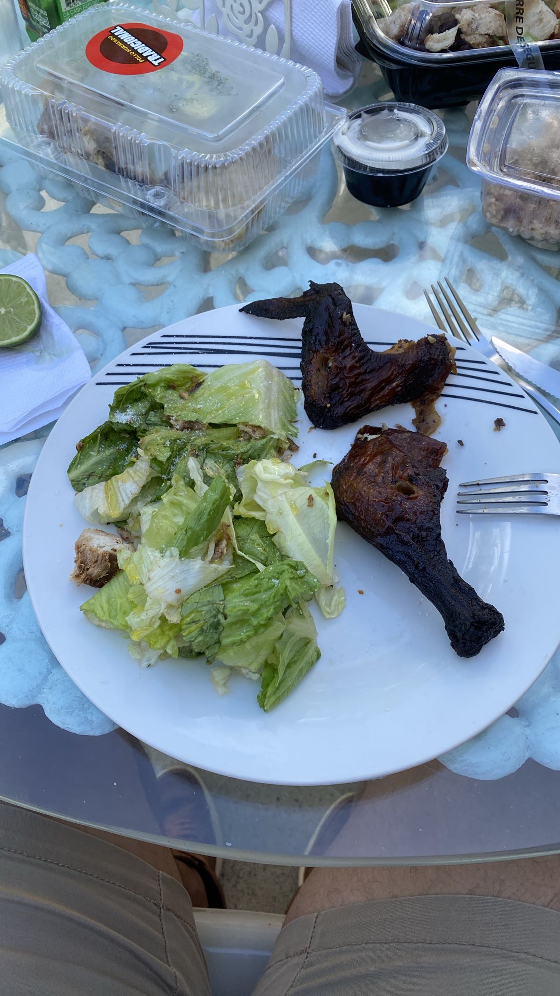 Pollo asado con ensalada