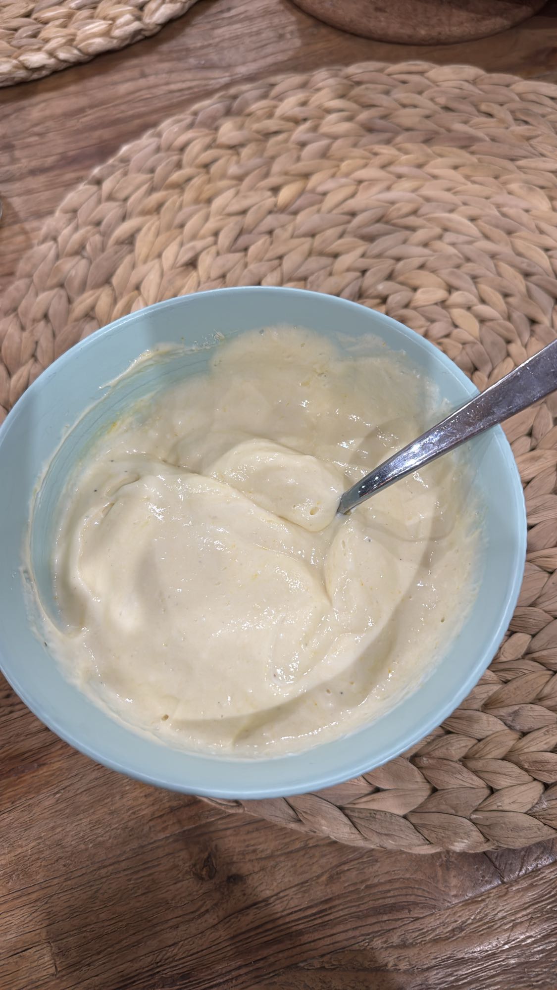 Joghurt mit Proteinpulver Mango