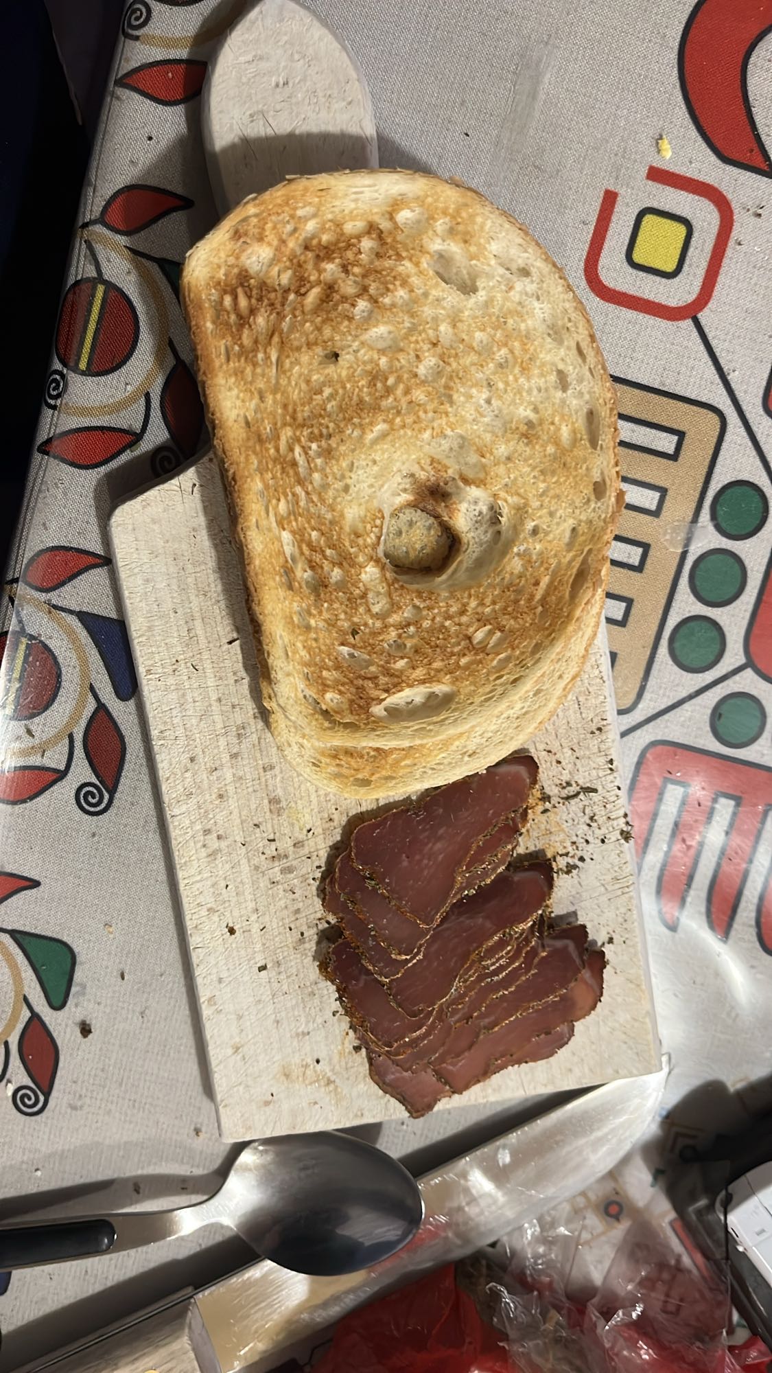 Препечена филия с пастърма