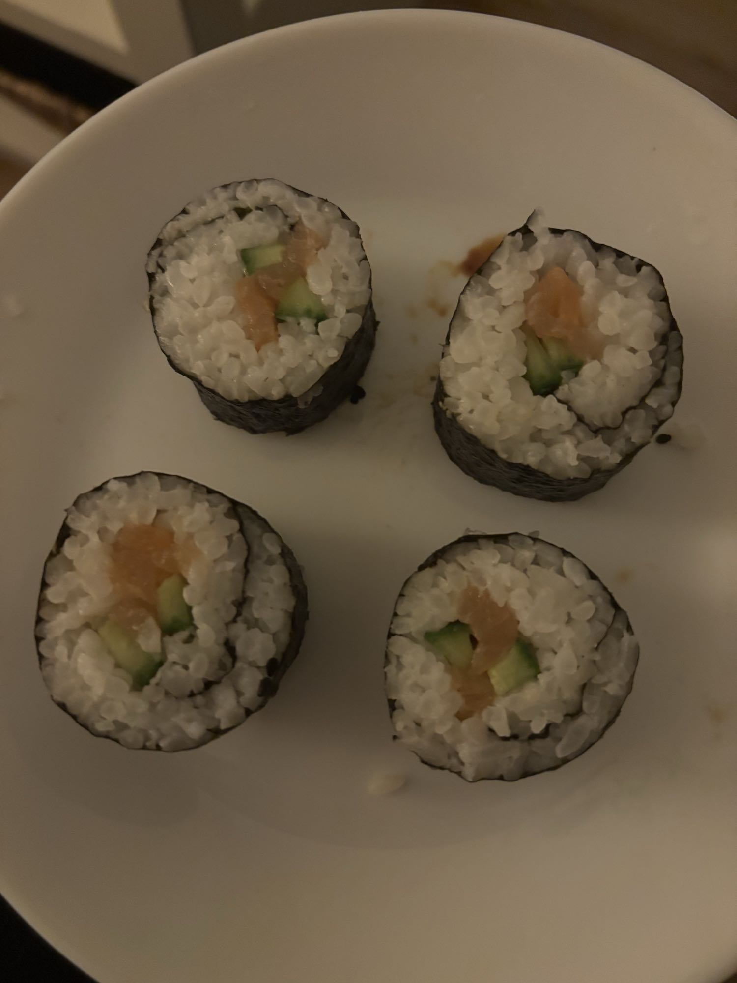 Sushi z łososiem i ogórkiem