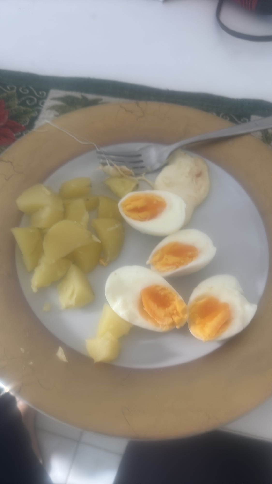 Huevos con papas cocidas