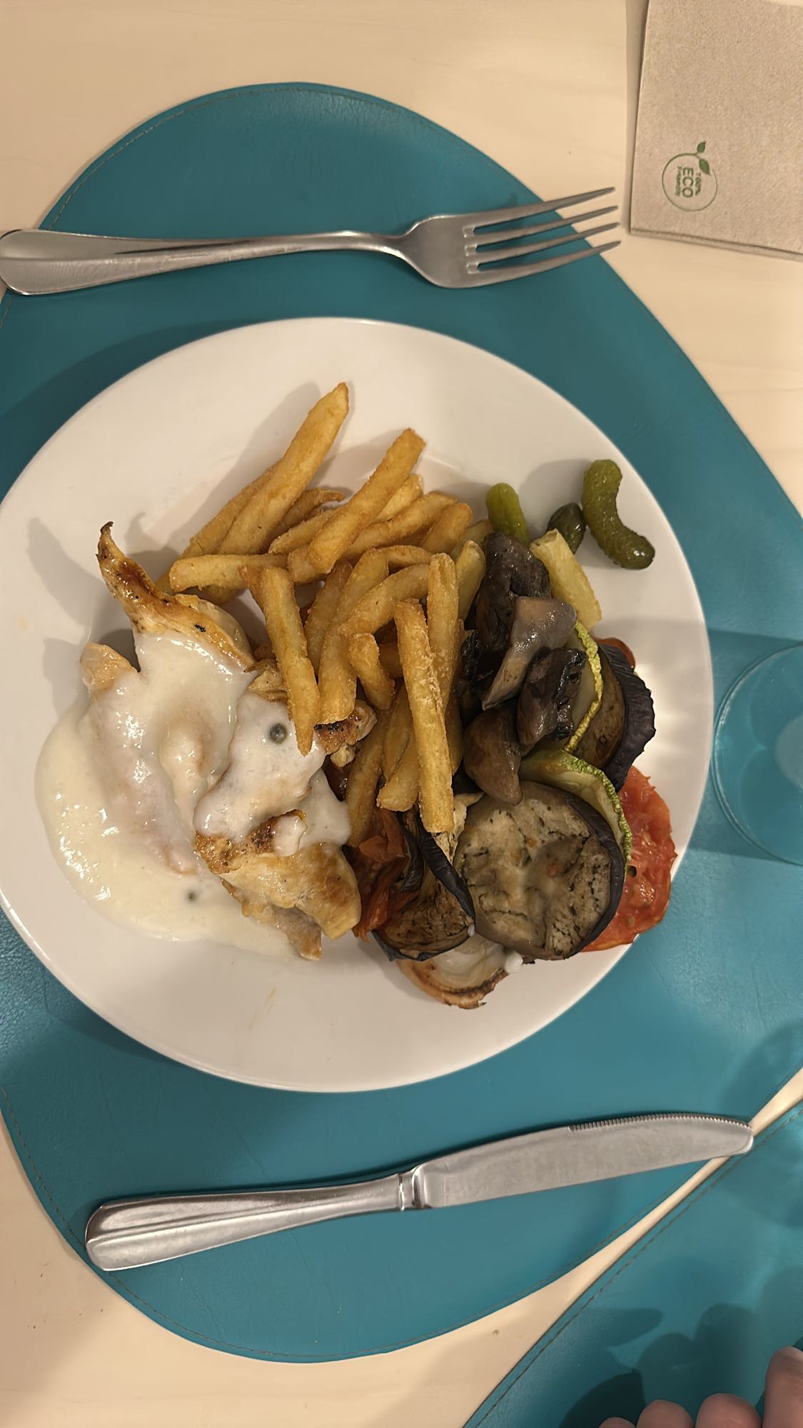 Poulet sauce, frites, légumes