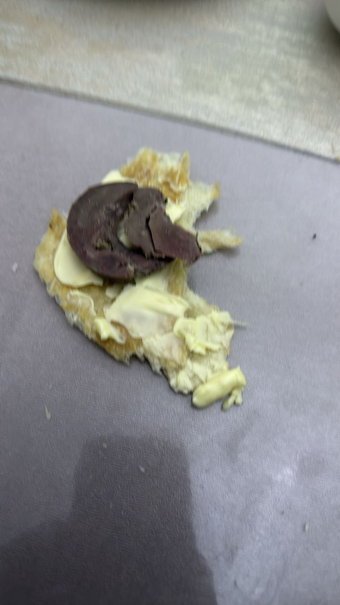 хлеб с маслом и печенью