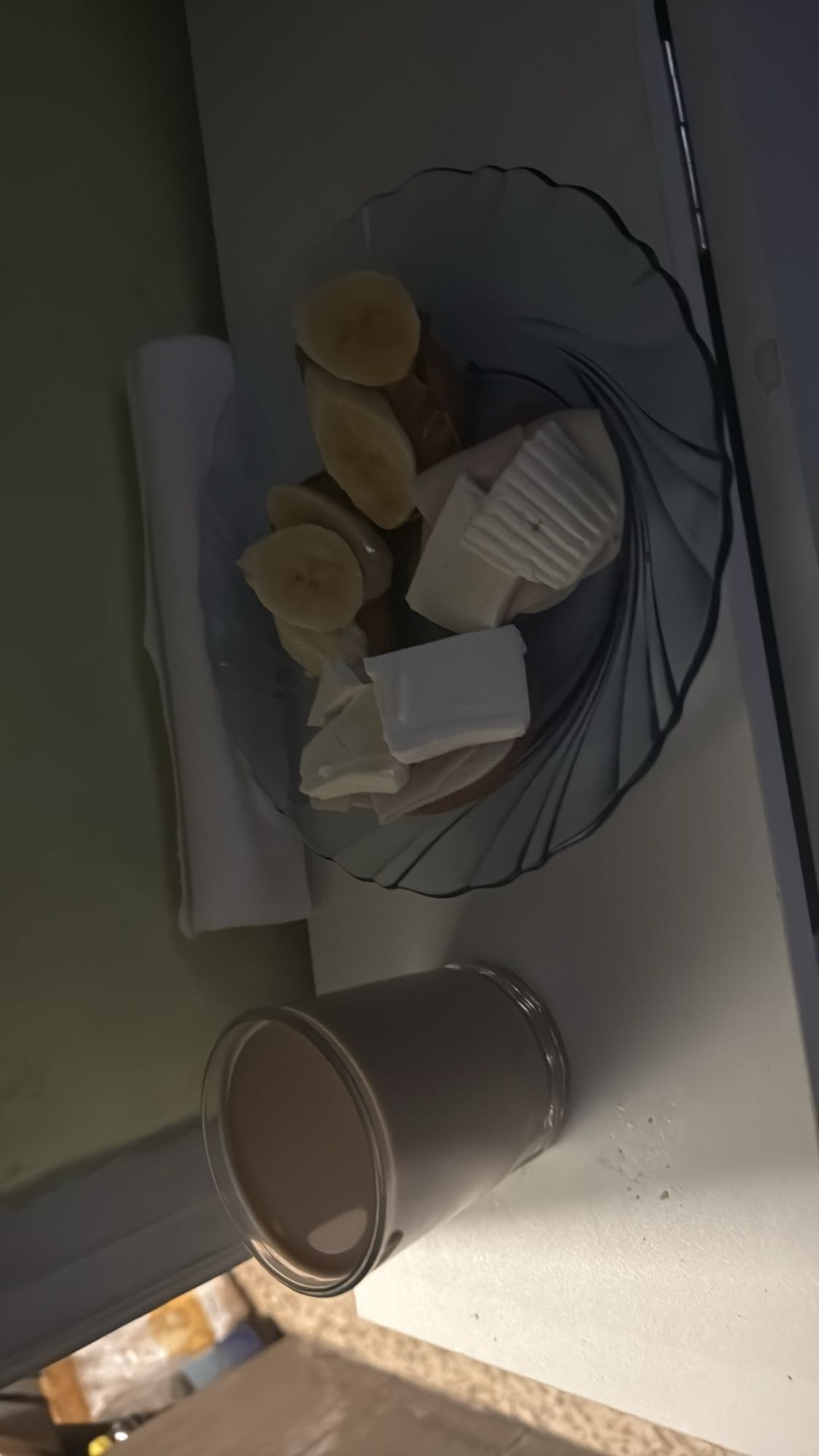 Tostadas integrales con pavo, queso, crema de cacahuete, plátano y miel con café con leche