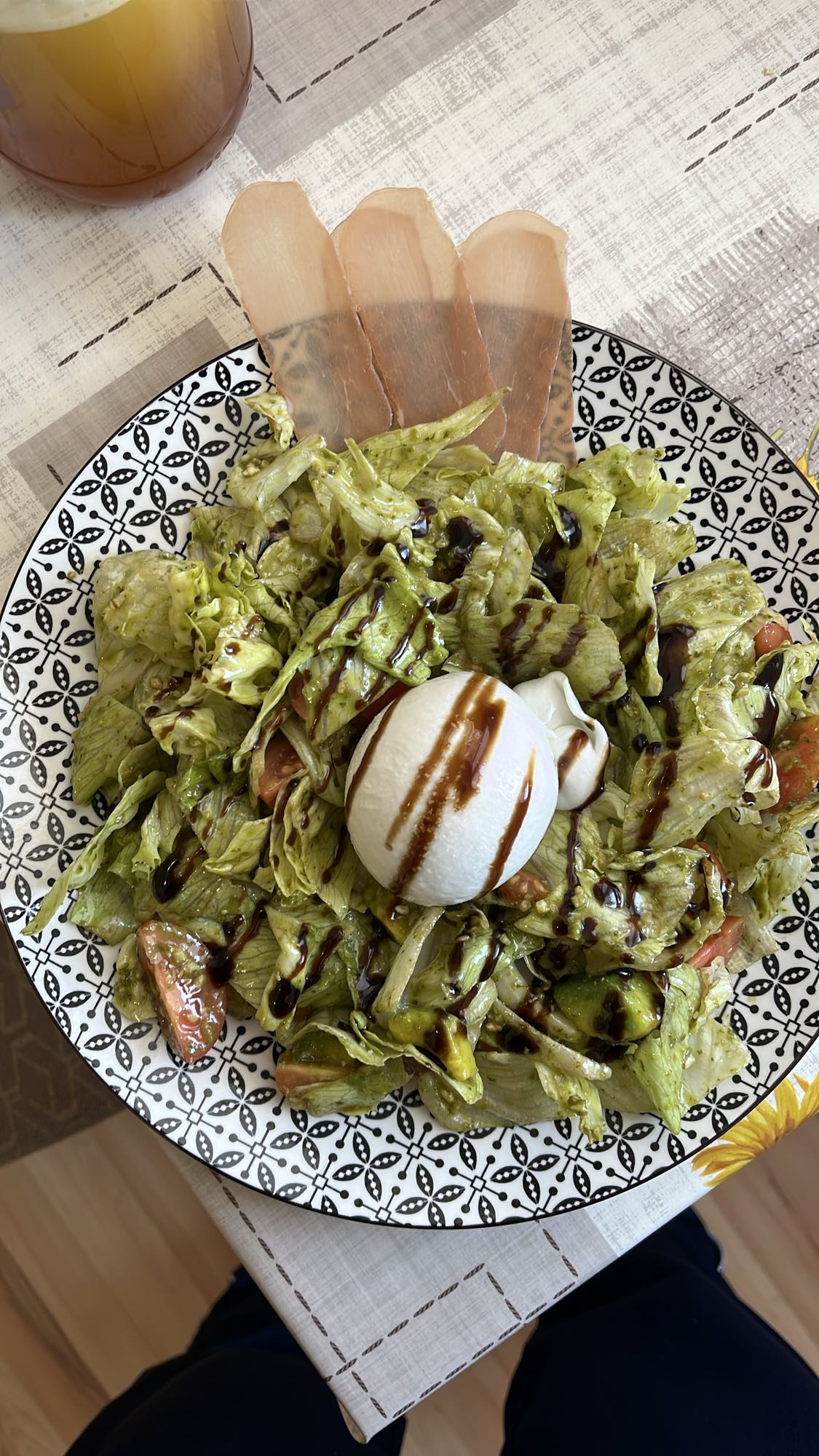 Салата с моцарела и прошуто