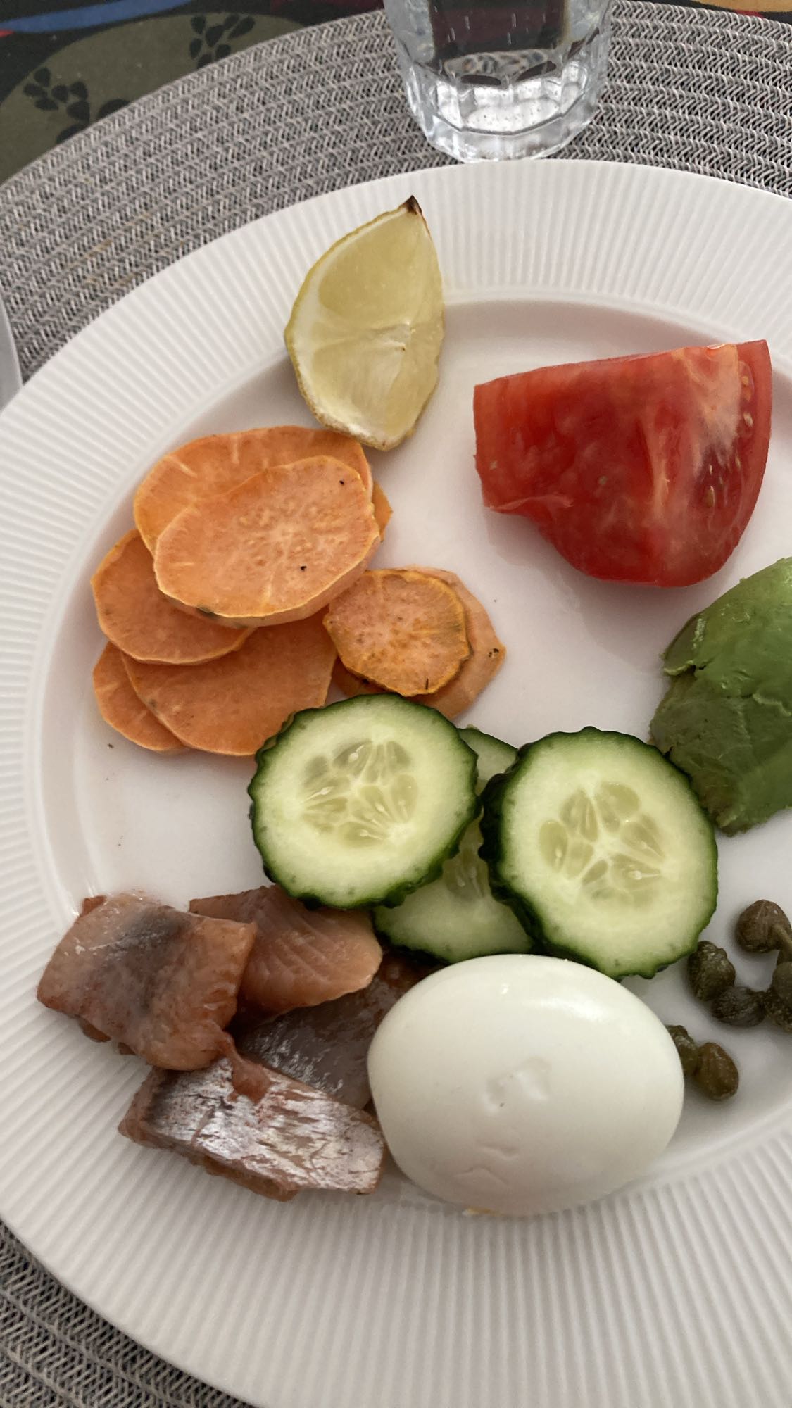 Frukosttallrik med ägg & sill