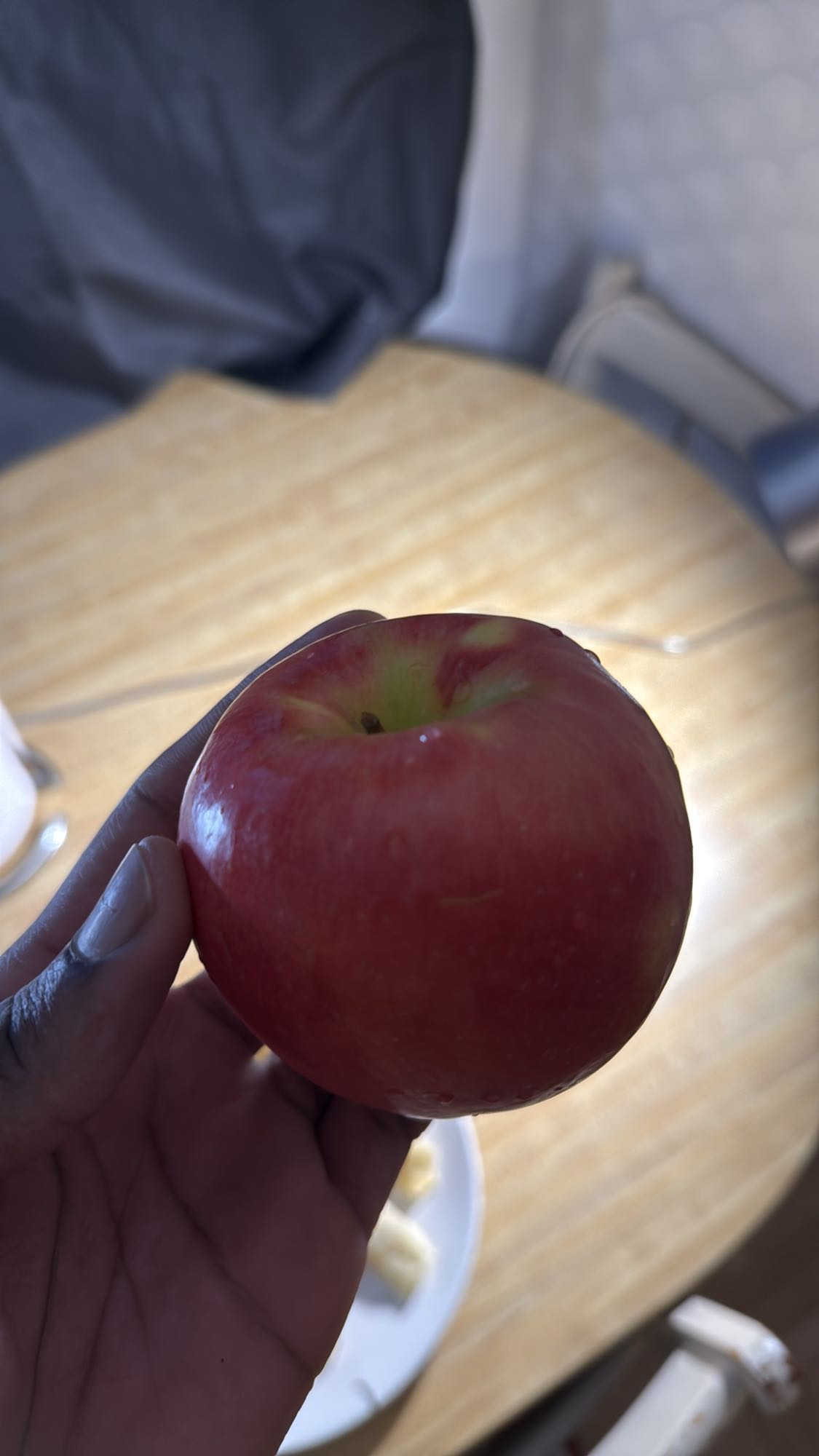 Pomme rouge entière
