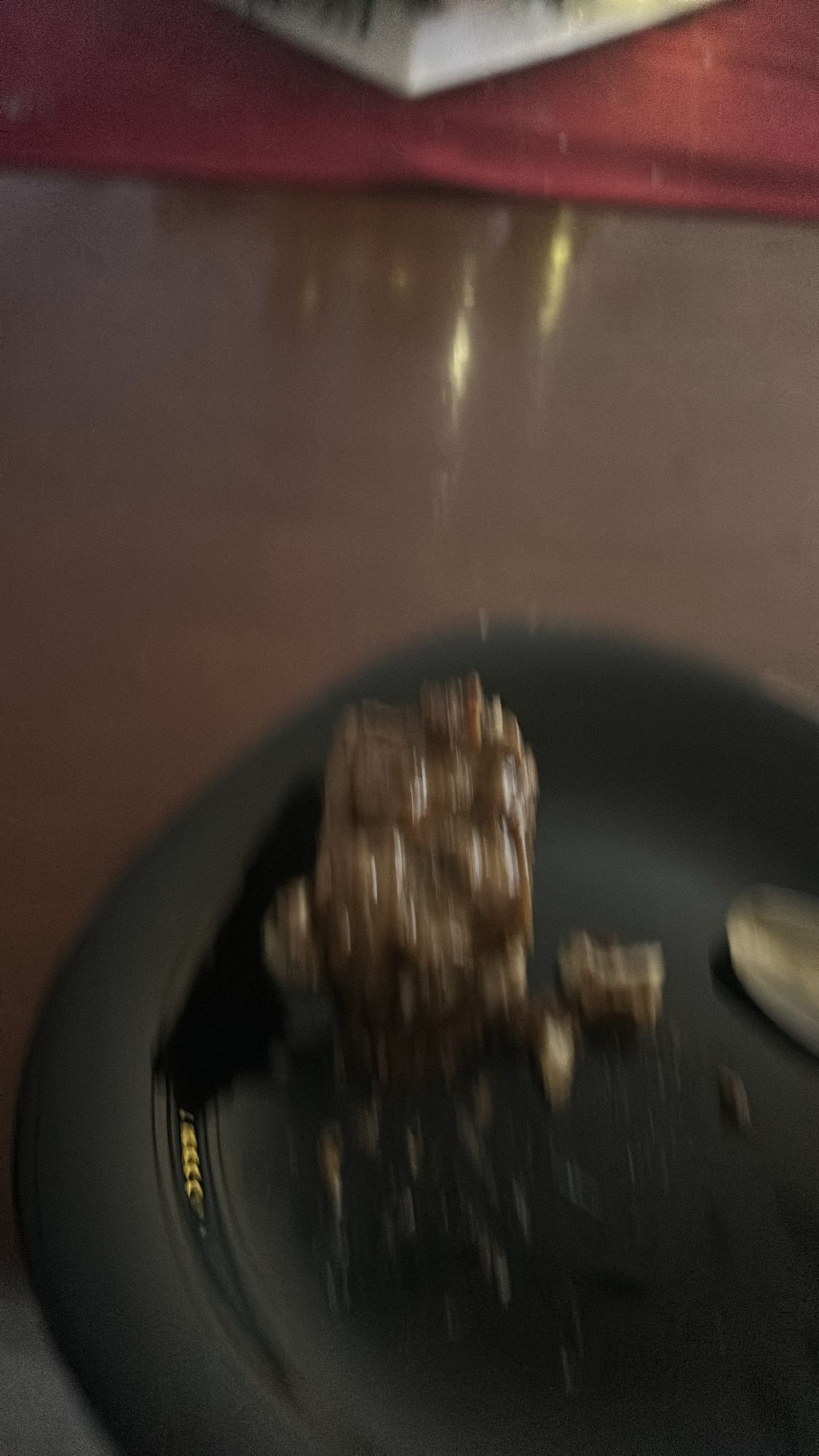 kawałek ciasta czekoladowego