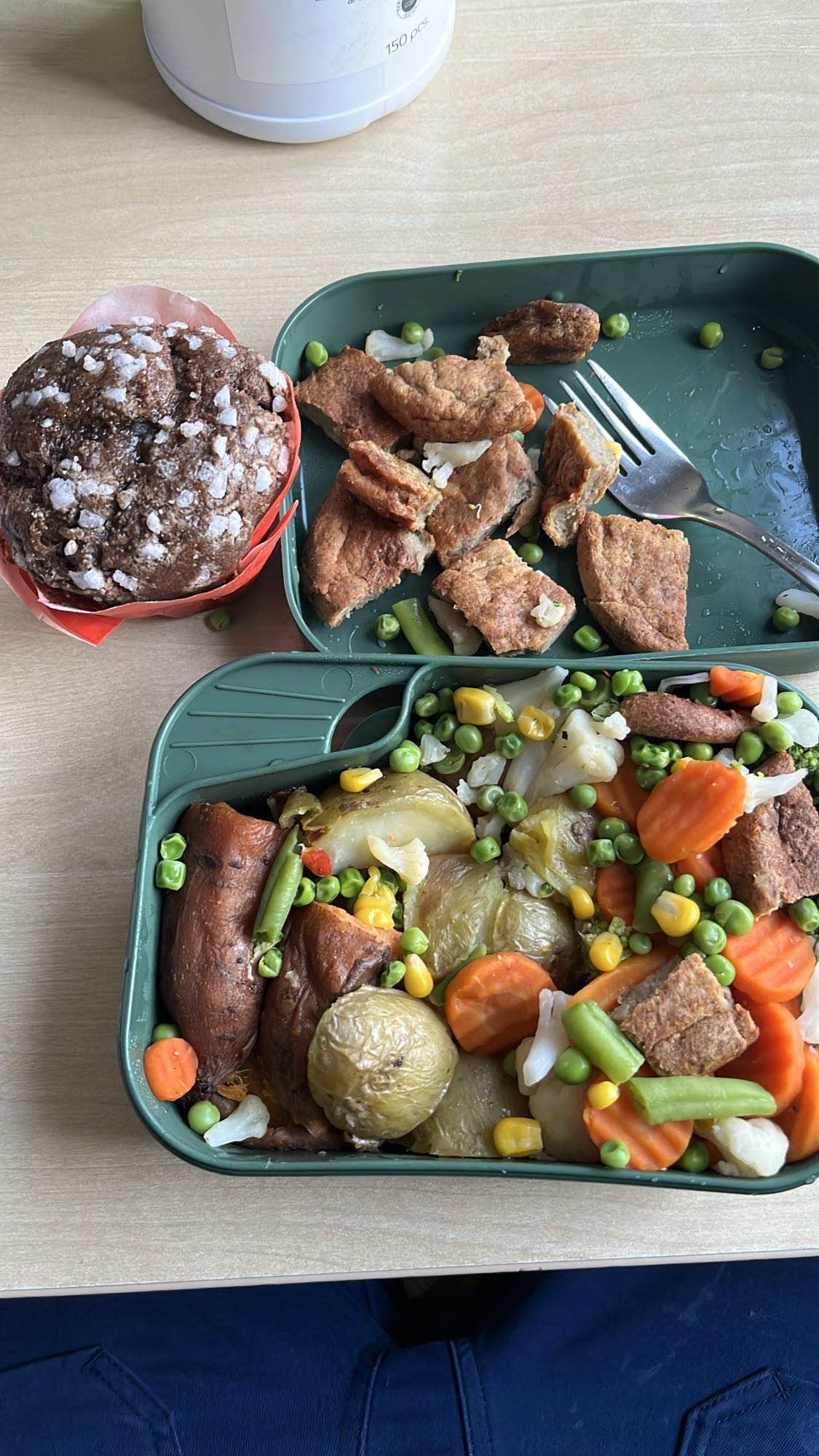 Veggie tray with muffin