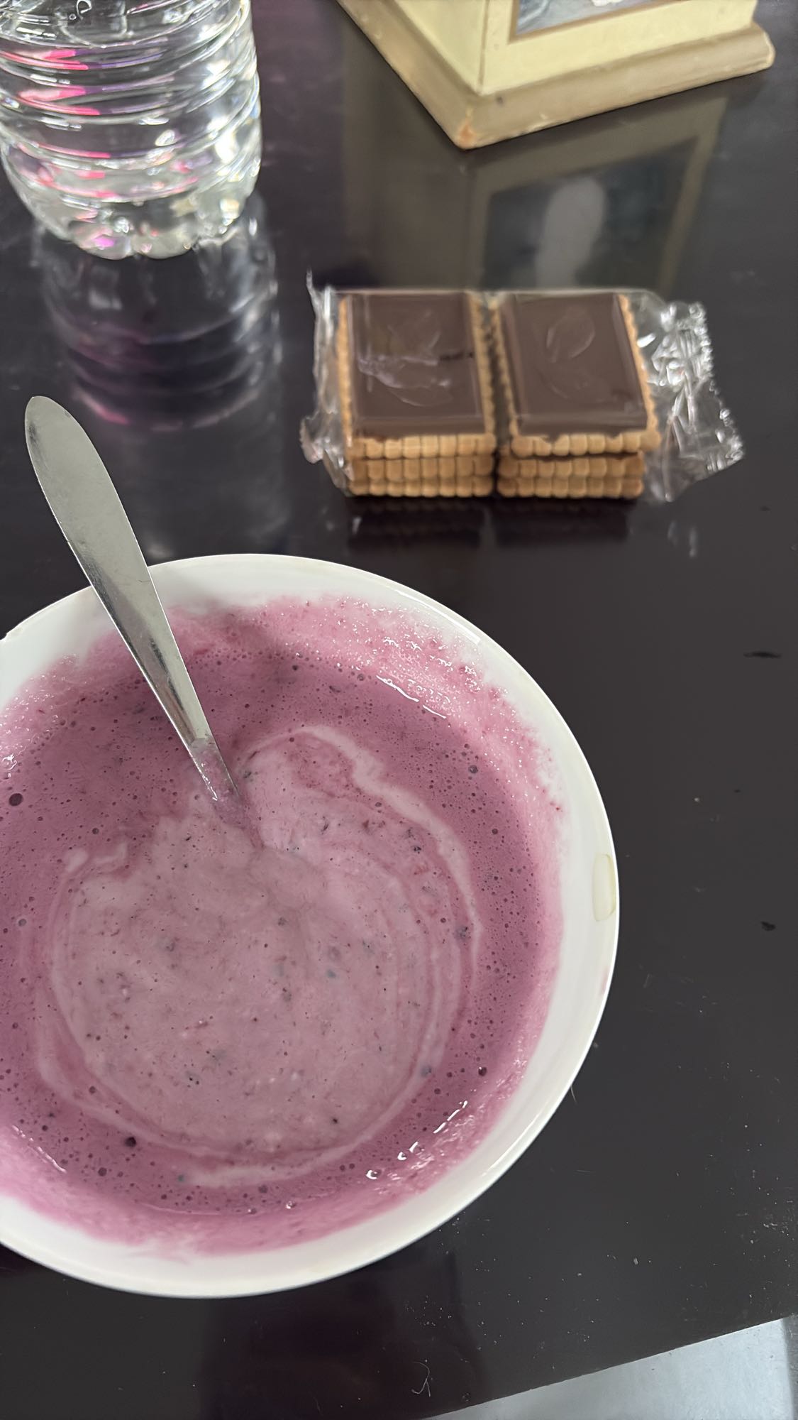 Berry yogurt with biscuits