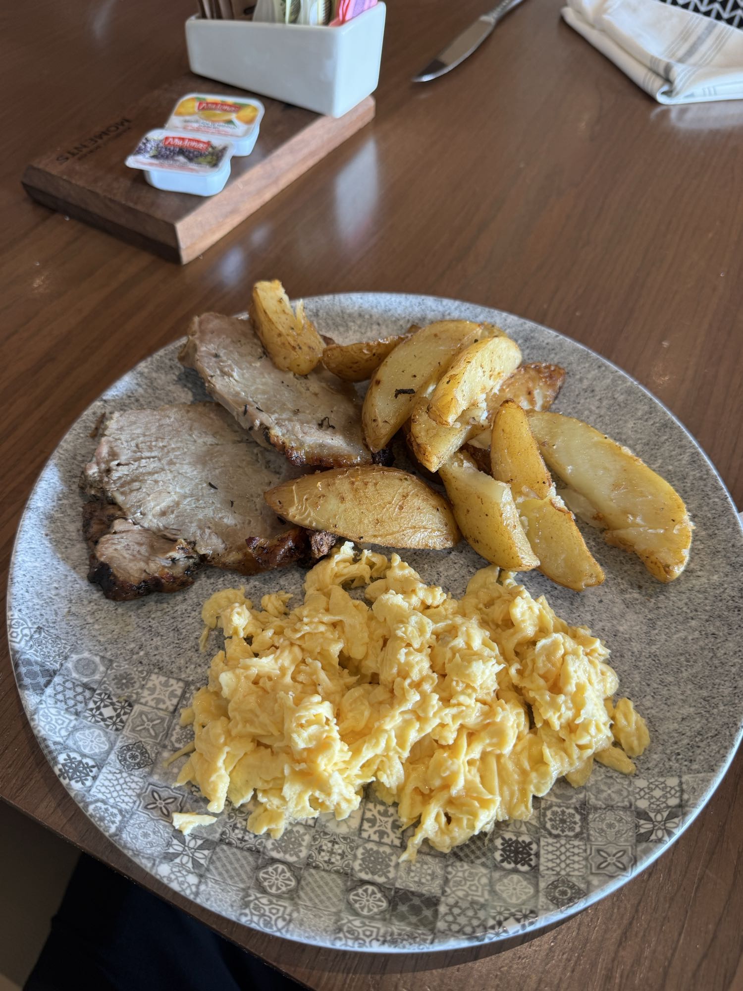 Desayuno con carne, papas y frutas