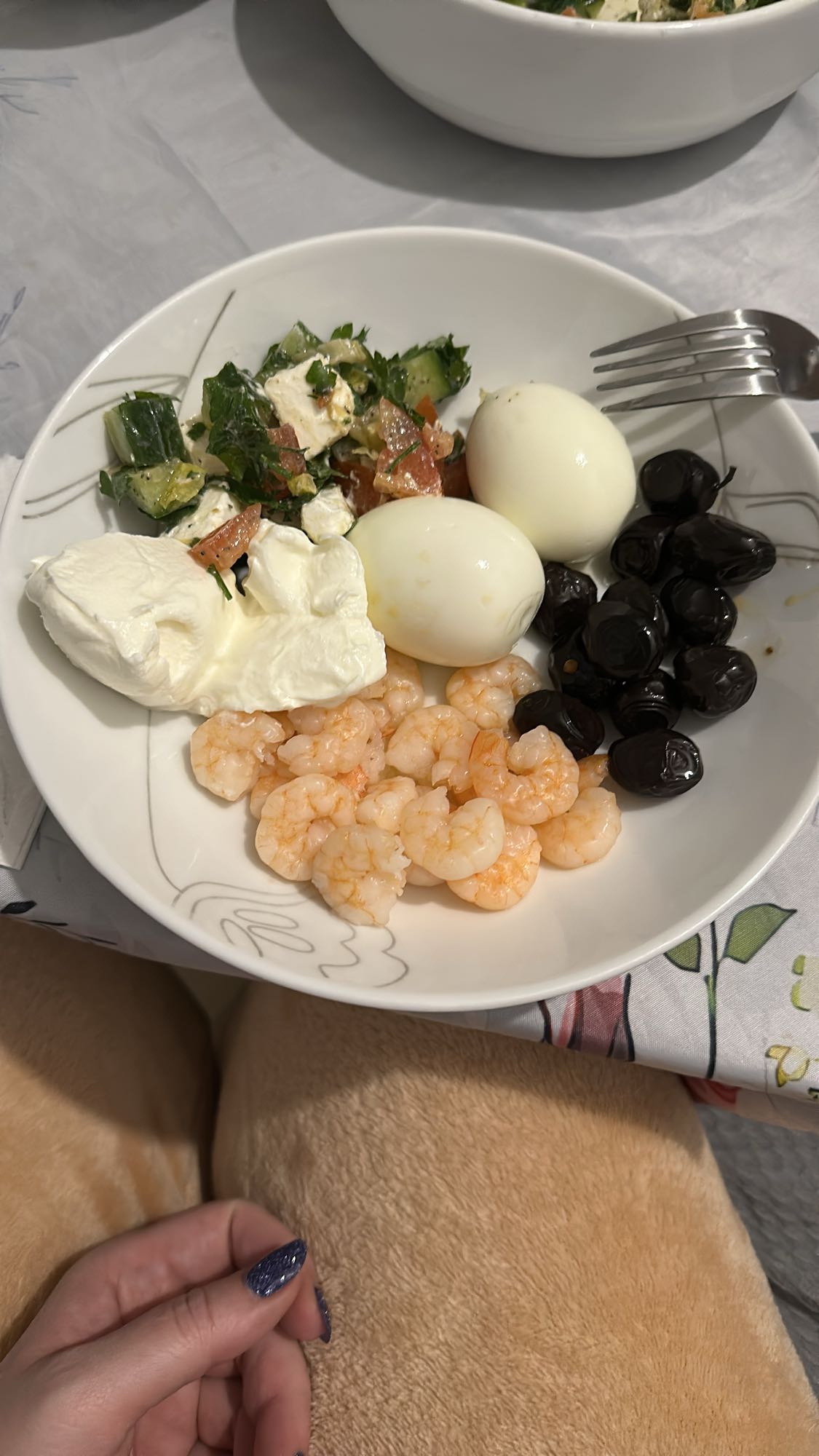 Тарелка с креветками и яйцами