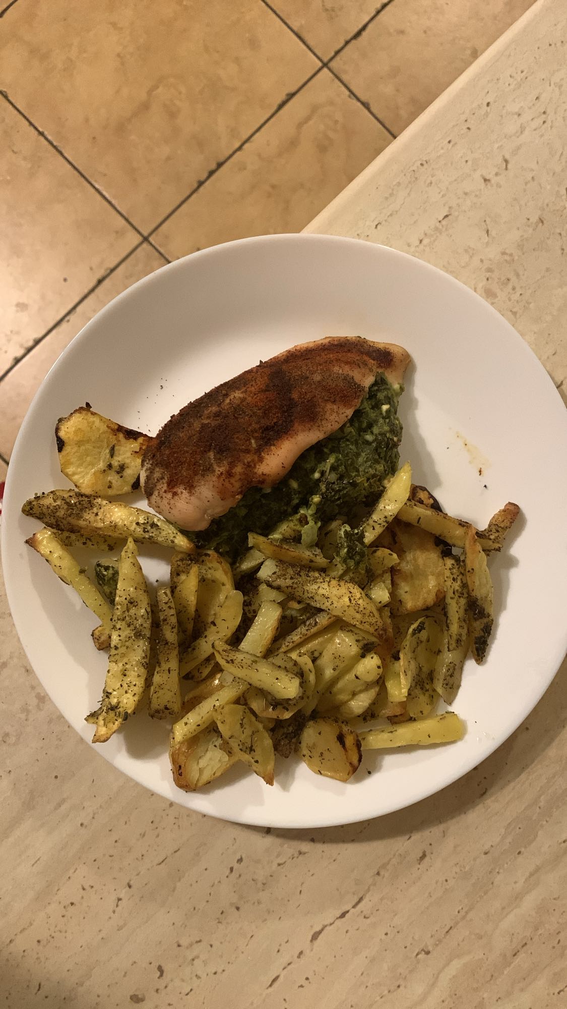 Kurczak ze szpinakiem i frytkami