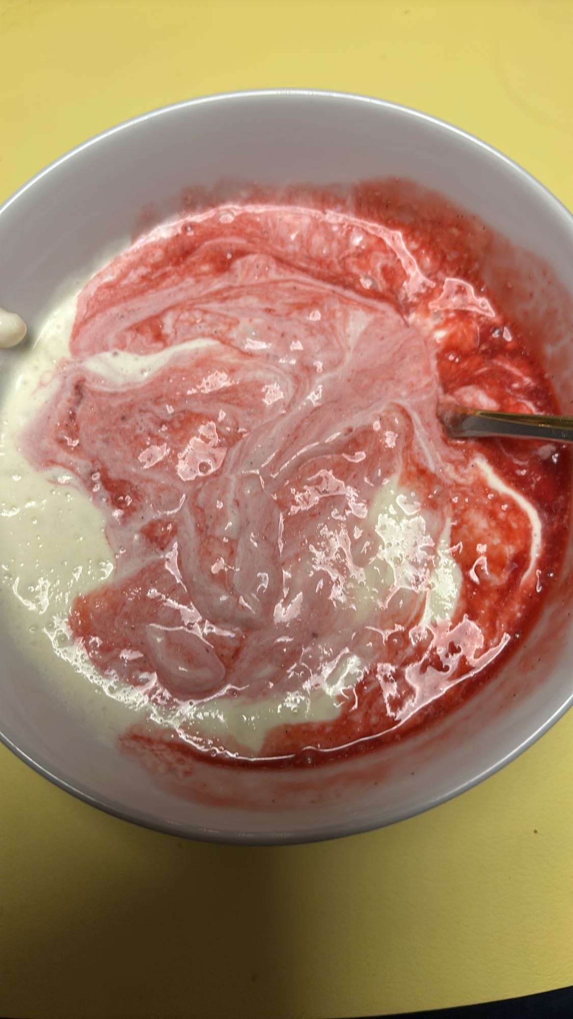 Riskrem med bringebær og jordbær saus