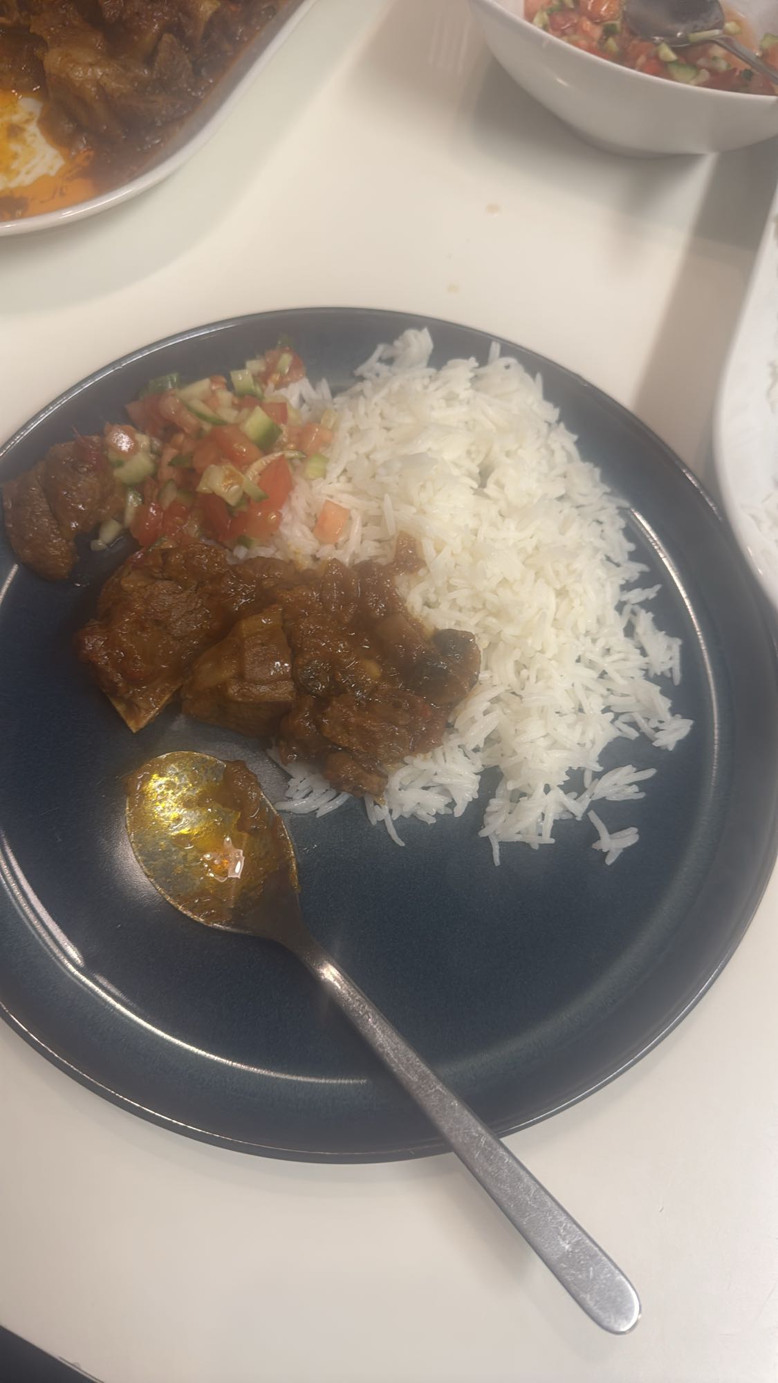 Ris med köttgryta och sallad