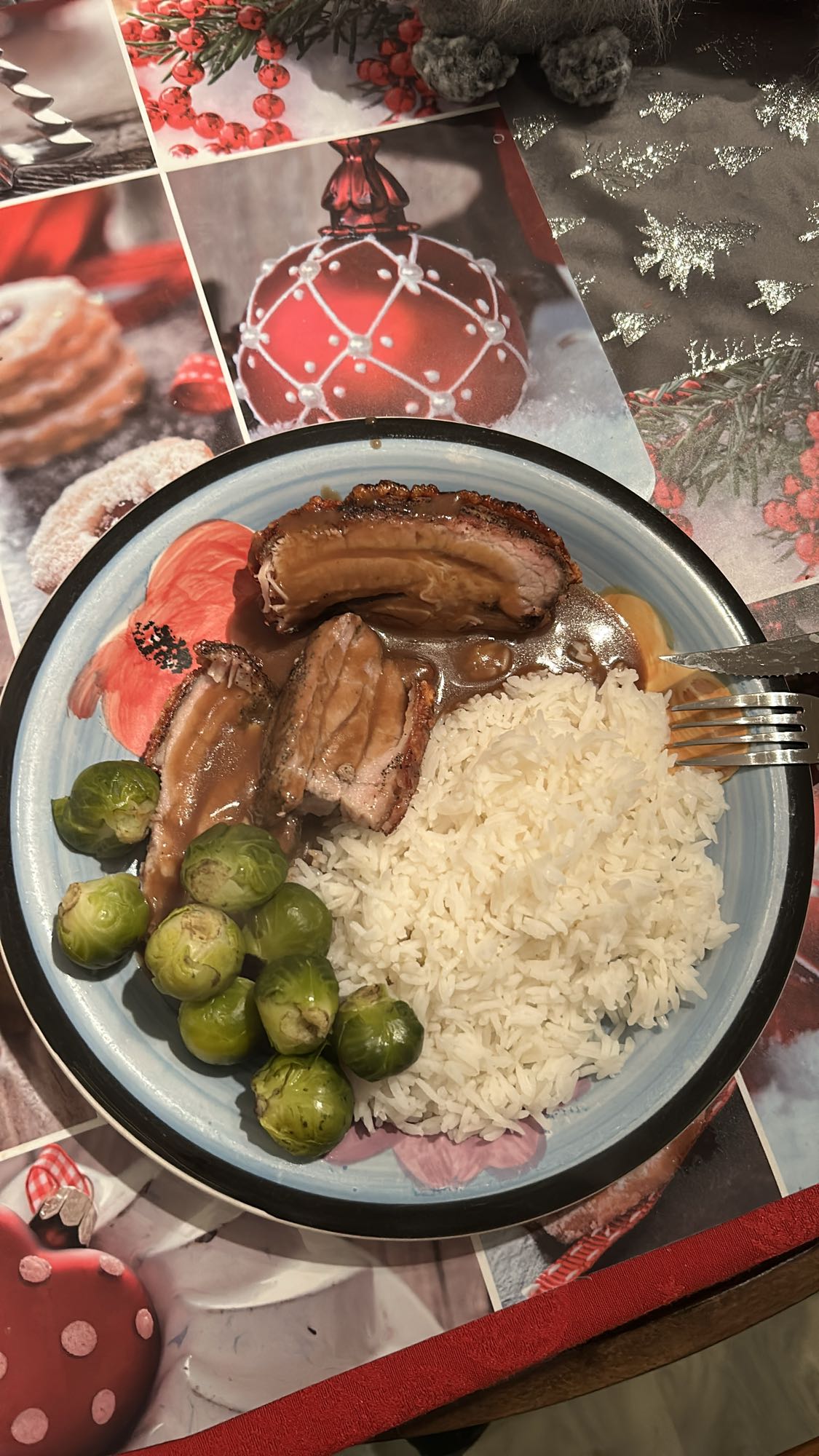 Ribbe med ris og rosenkål