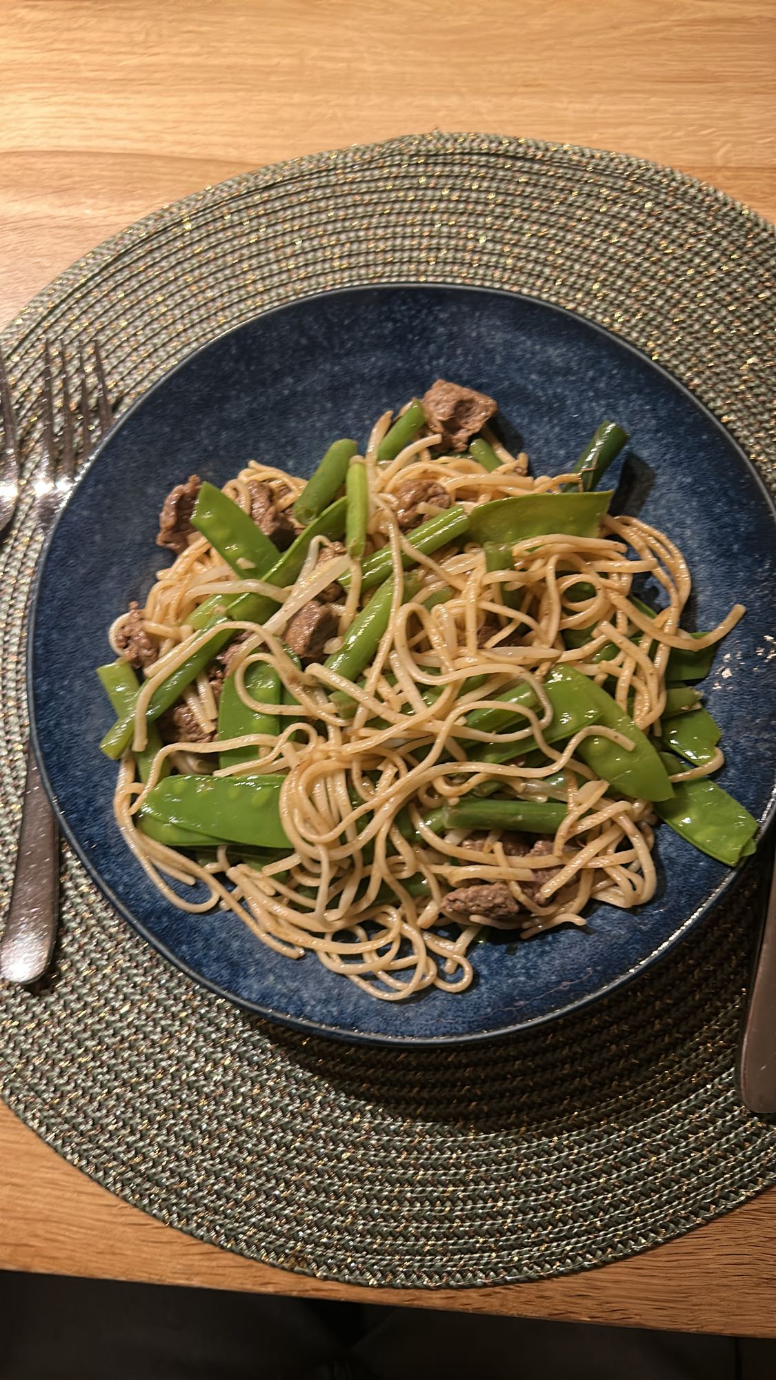 noedels met rundvlees en peultjes