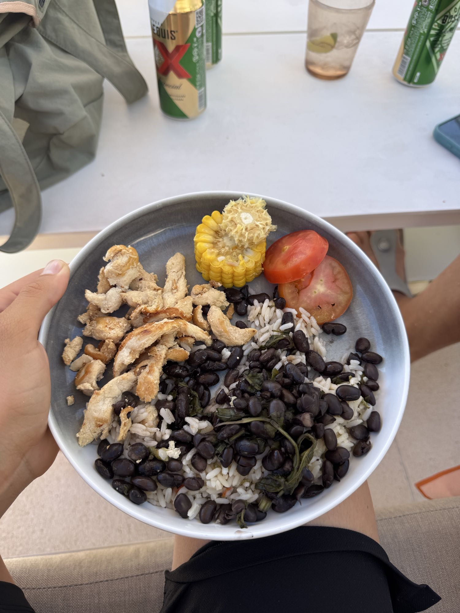 Plato de pollo, arroz y frijoles