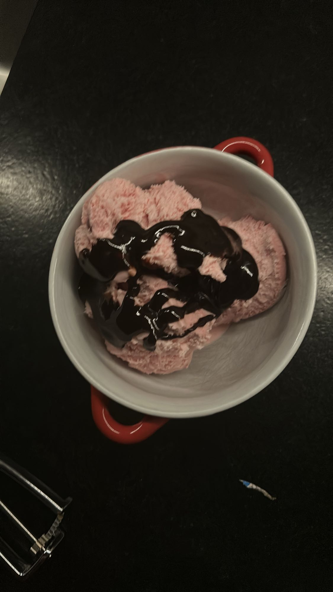 Aardbeienijs met chocoladesaus